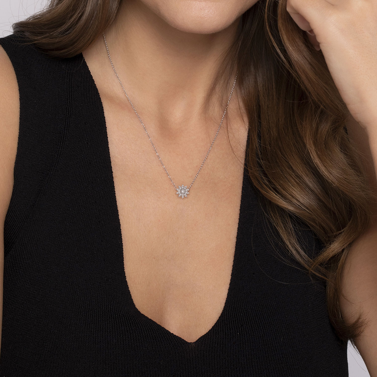 Floral - 18 inch 925 Sterling Silver Round Floral White Sapphire Pendant Necklace