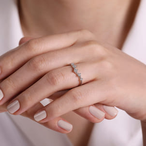 Rouix - 14K White Gold Curved Diamond Anniversary Band