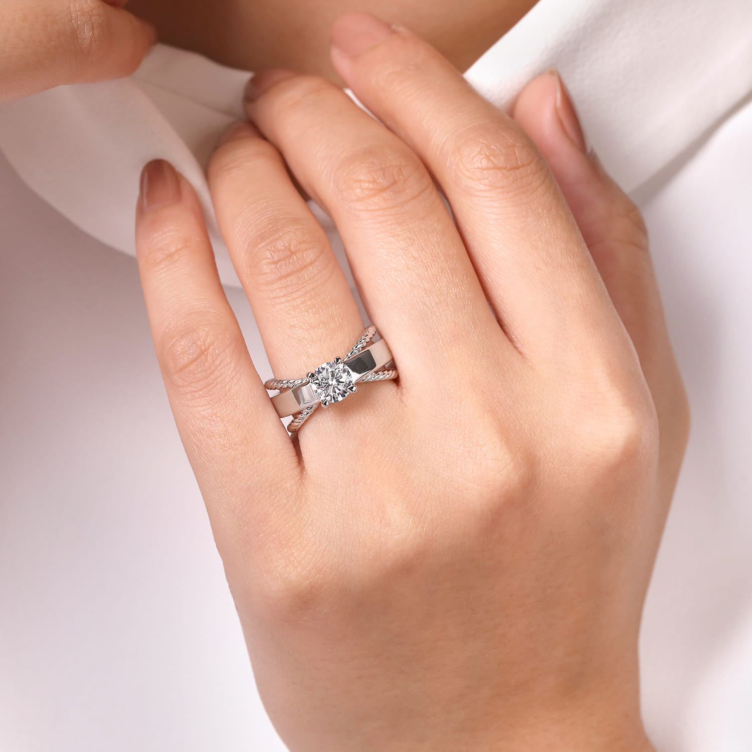 Una - 14K White Gold Split Shank Round Diamond Engagement Ring