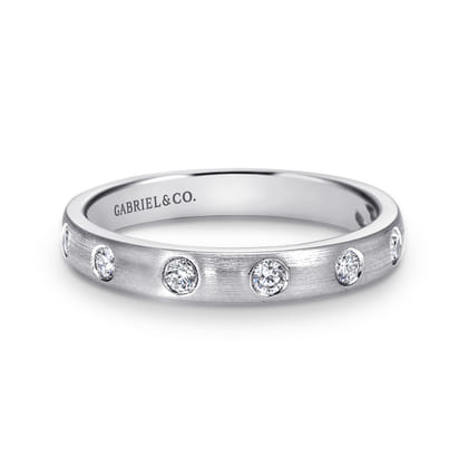 Vitoria - 14K White Gold Flush Set Round 7 Stone Diamond Anniversary Band