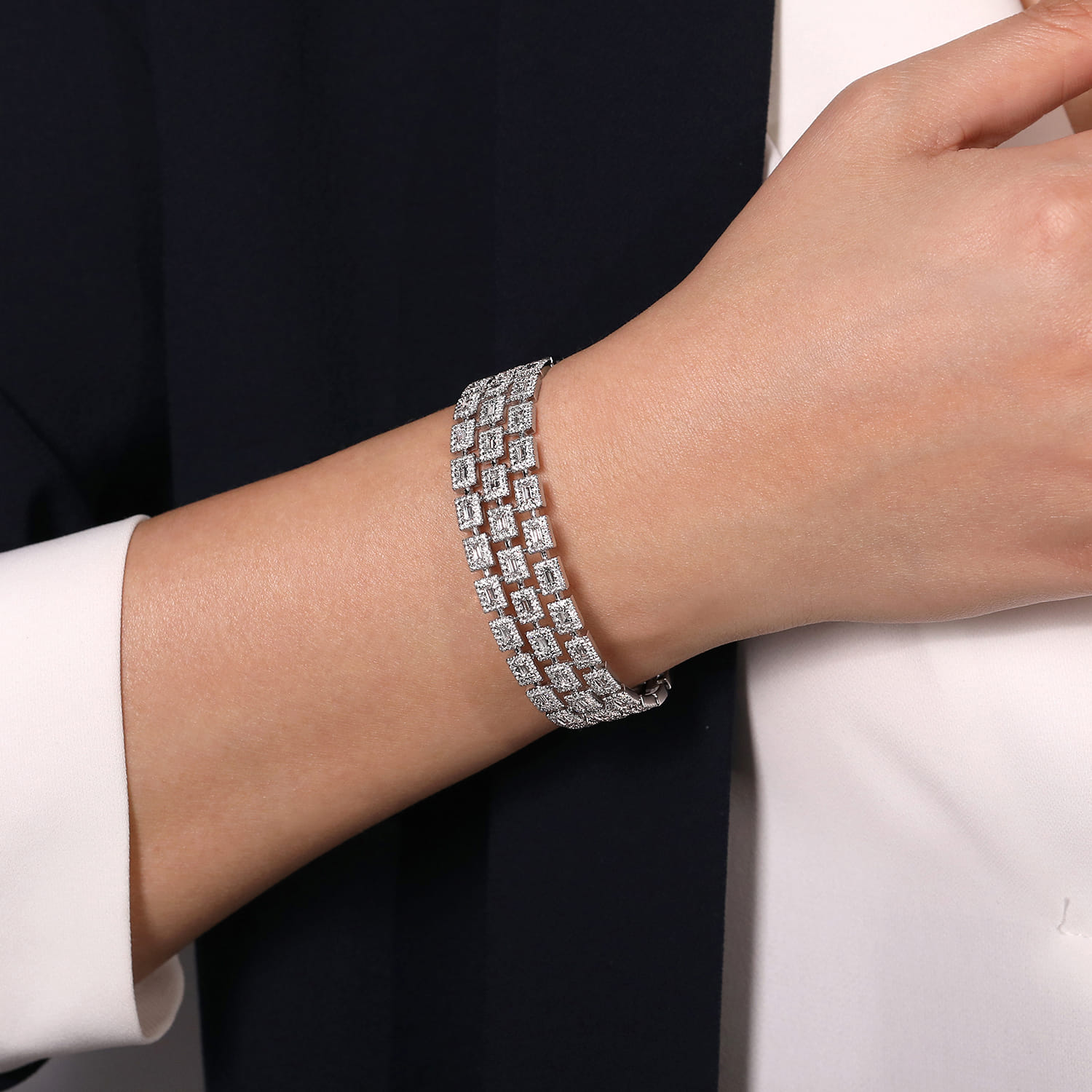 Wide 18K White Gold Round and Baguette Diamond Bracelet - 3.93 ct - Shot 4