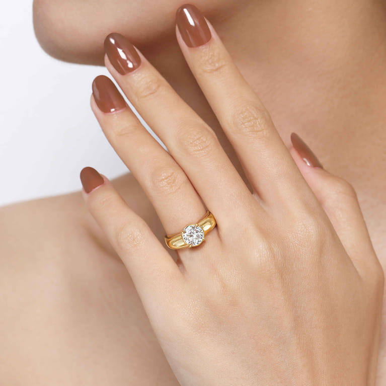 Elza - 14K Yellow Gold Bezel Prong Wide Band Round Diamond Engagement Ring - 0.08 ct - Shot 6