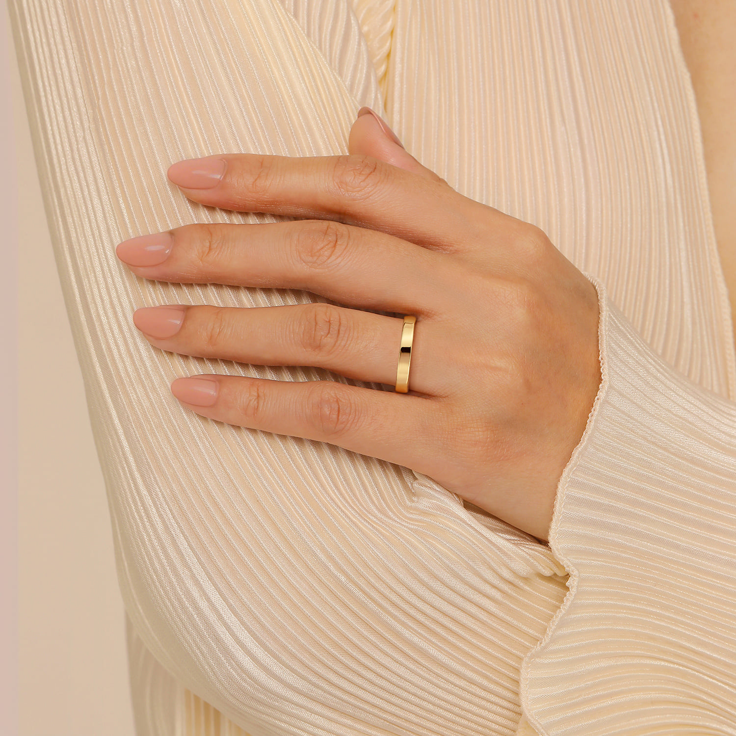 4mm High Polished Cigar Band in 14K Yellow Gold, photograph 5