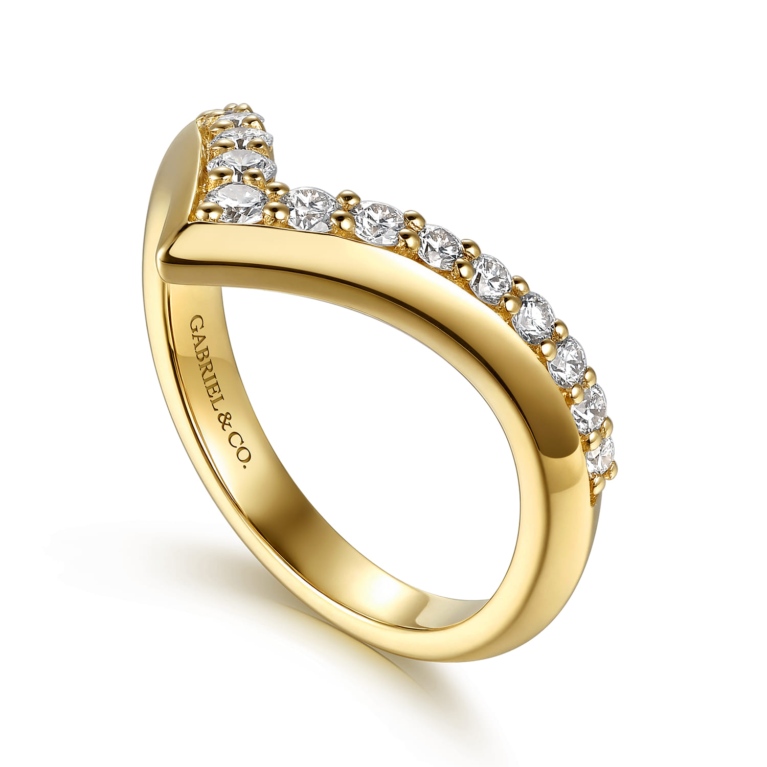 Chevron Diamond Anniversary Band in 14K Yellow Gold, photograph 3