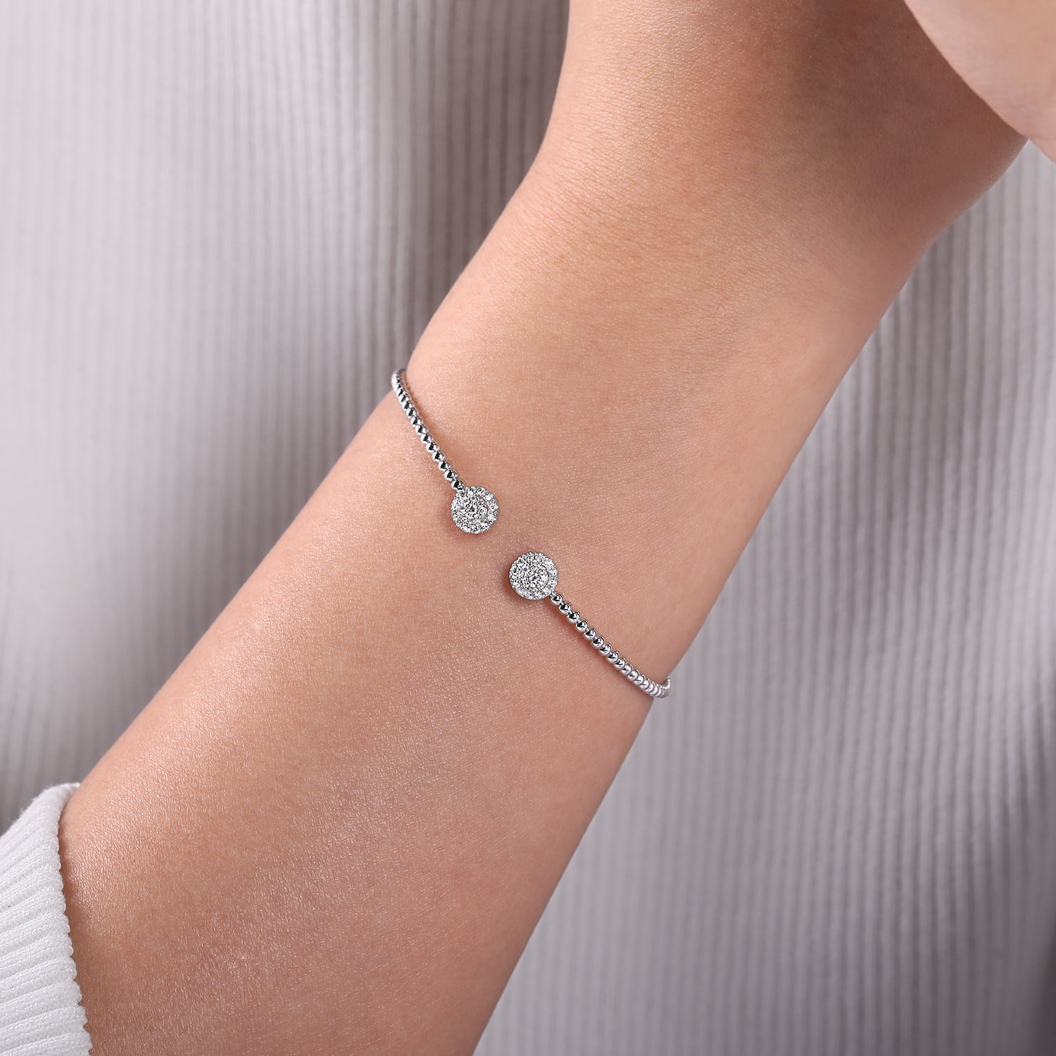 Bujukan Cluster Diamond Split Bangle in 14K White Gold, photograph 4