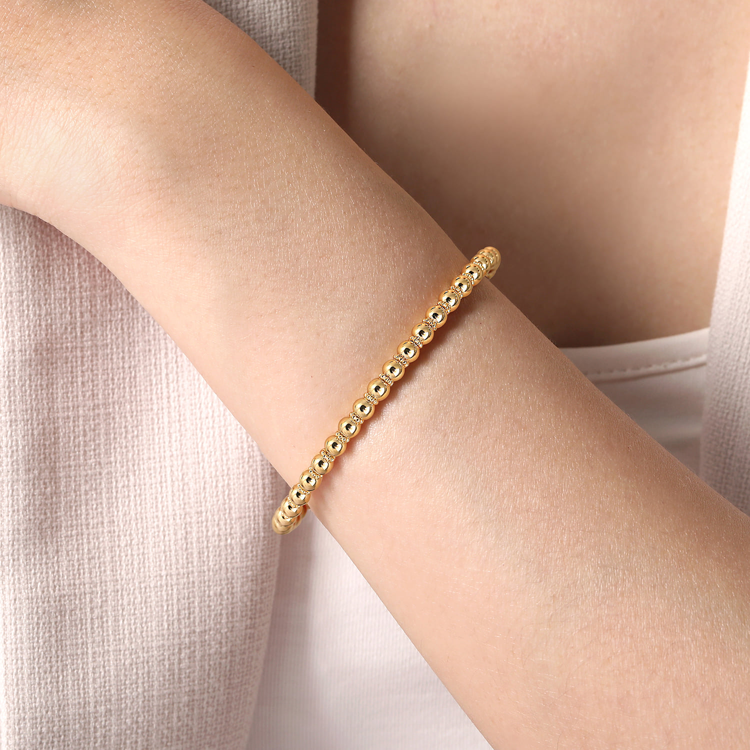 Bujukan Bangle in 14K Yellow Gold, photograph 4