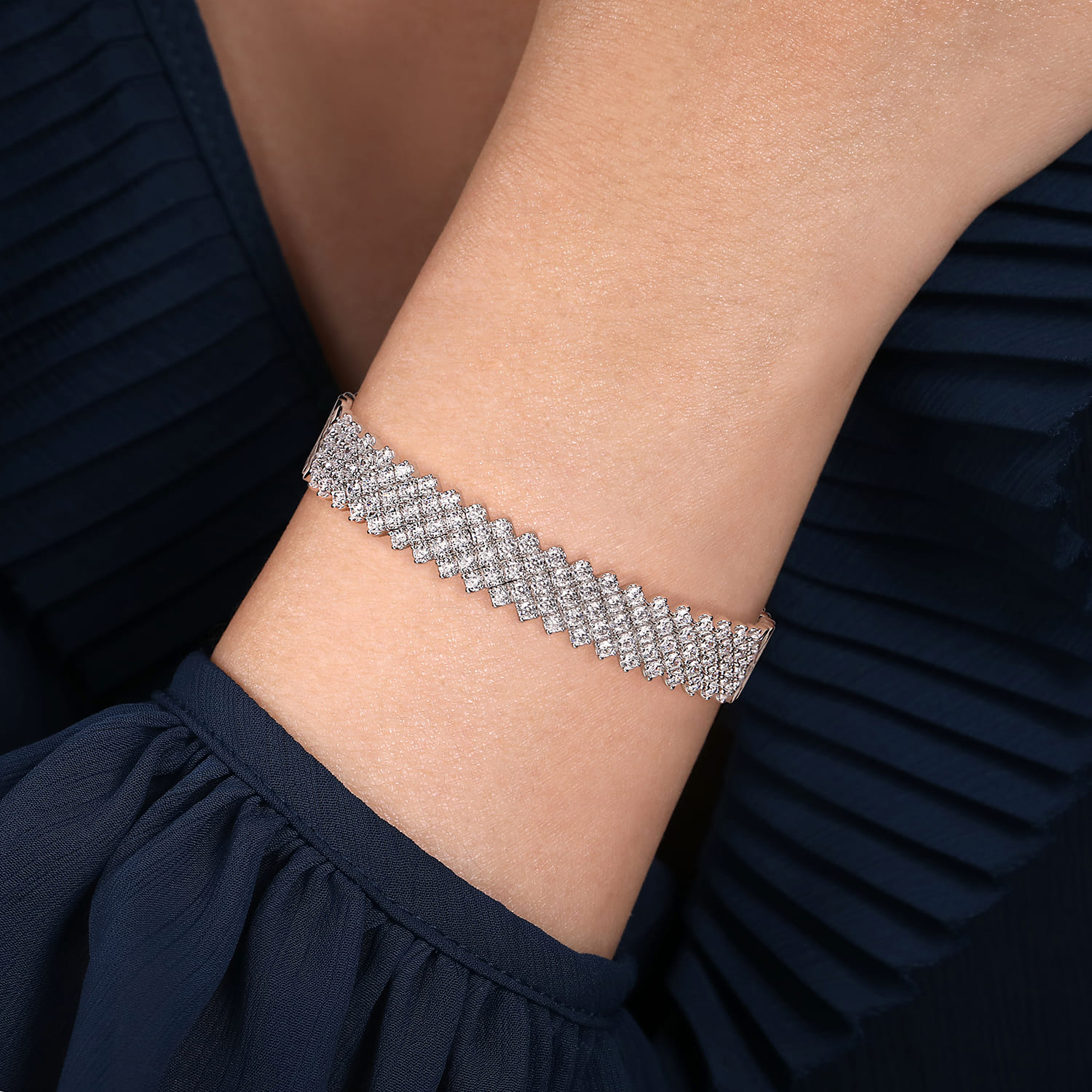 Diamond Bangle in 18K White Gold, photograph 4