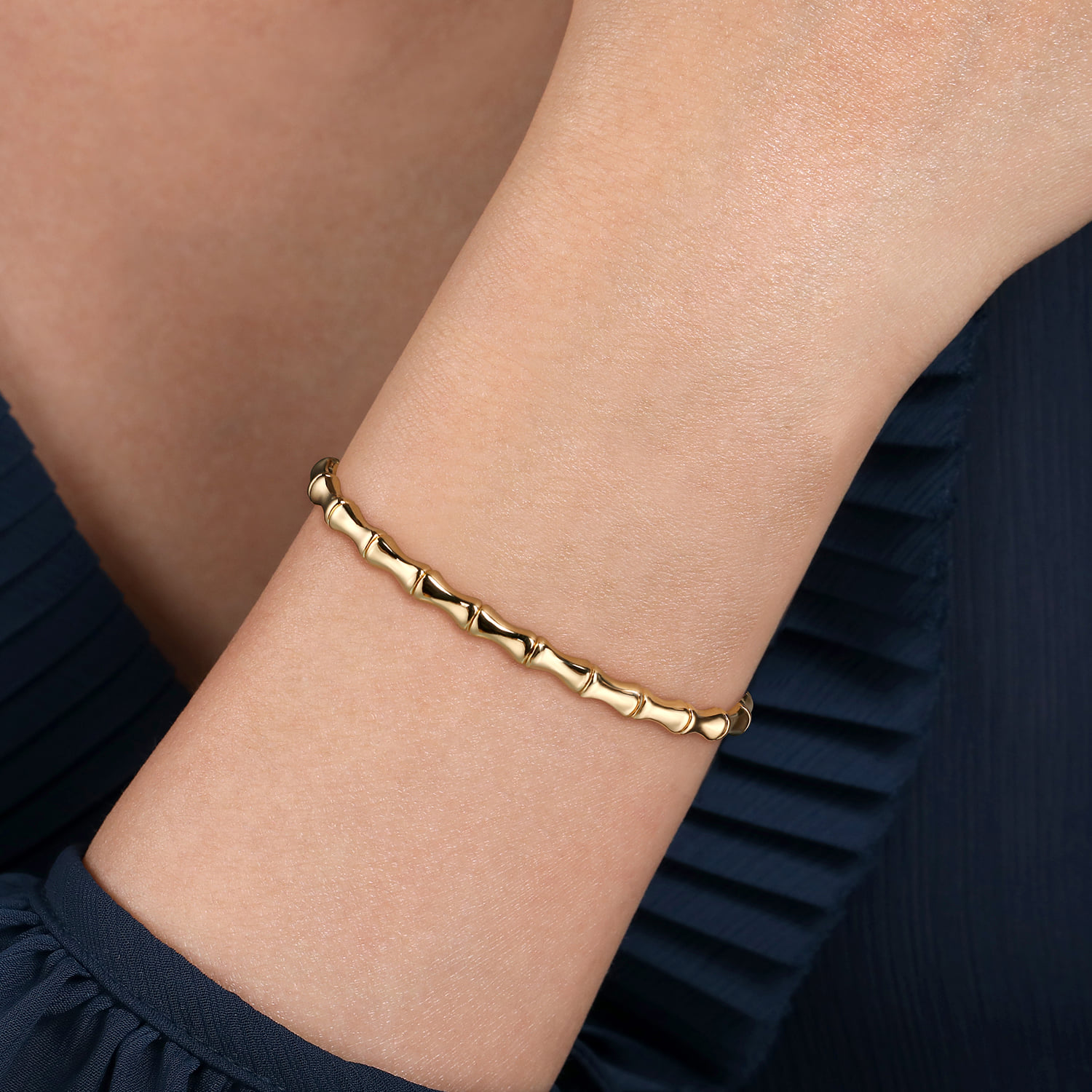 Bar Station Bangle Bracelet in 14K Yellow Gold, photograph 4