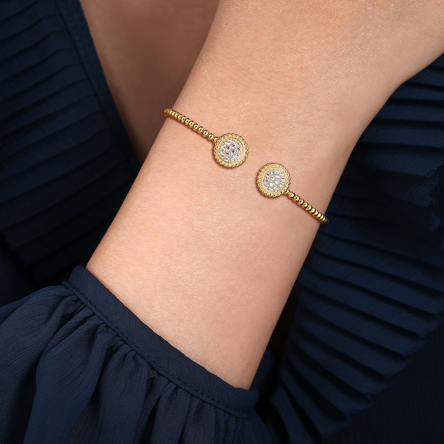 Diamond Pave Bujukan Bangle in 14K Yellow Gold, photograph 4