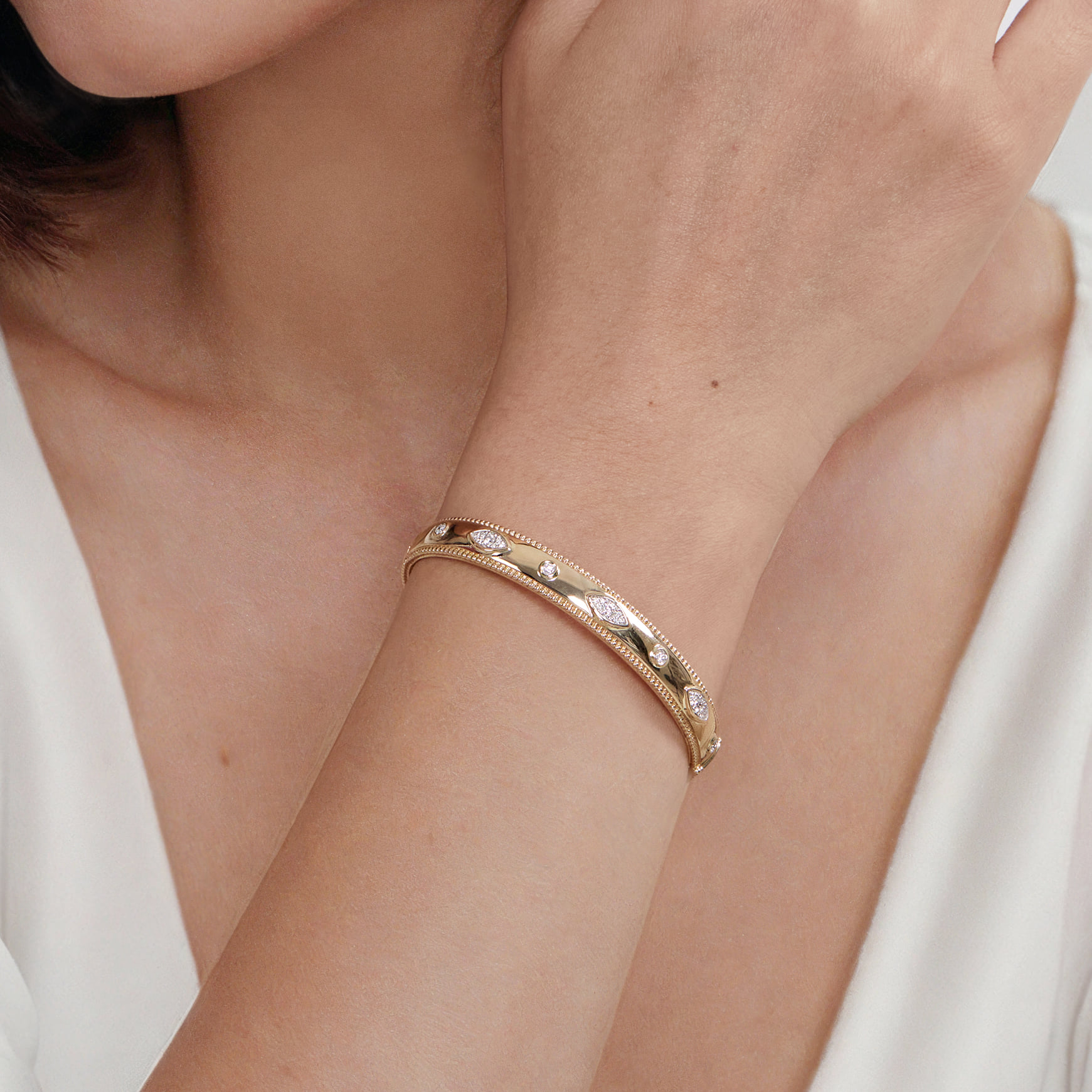 Diamond Bujukan Bangle in 14K Yellow Gold, photograph 4
