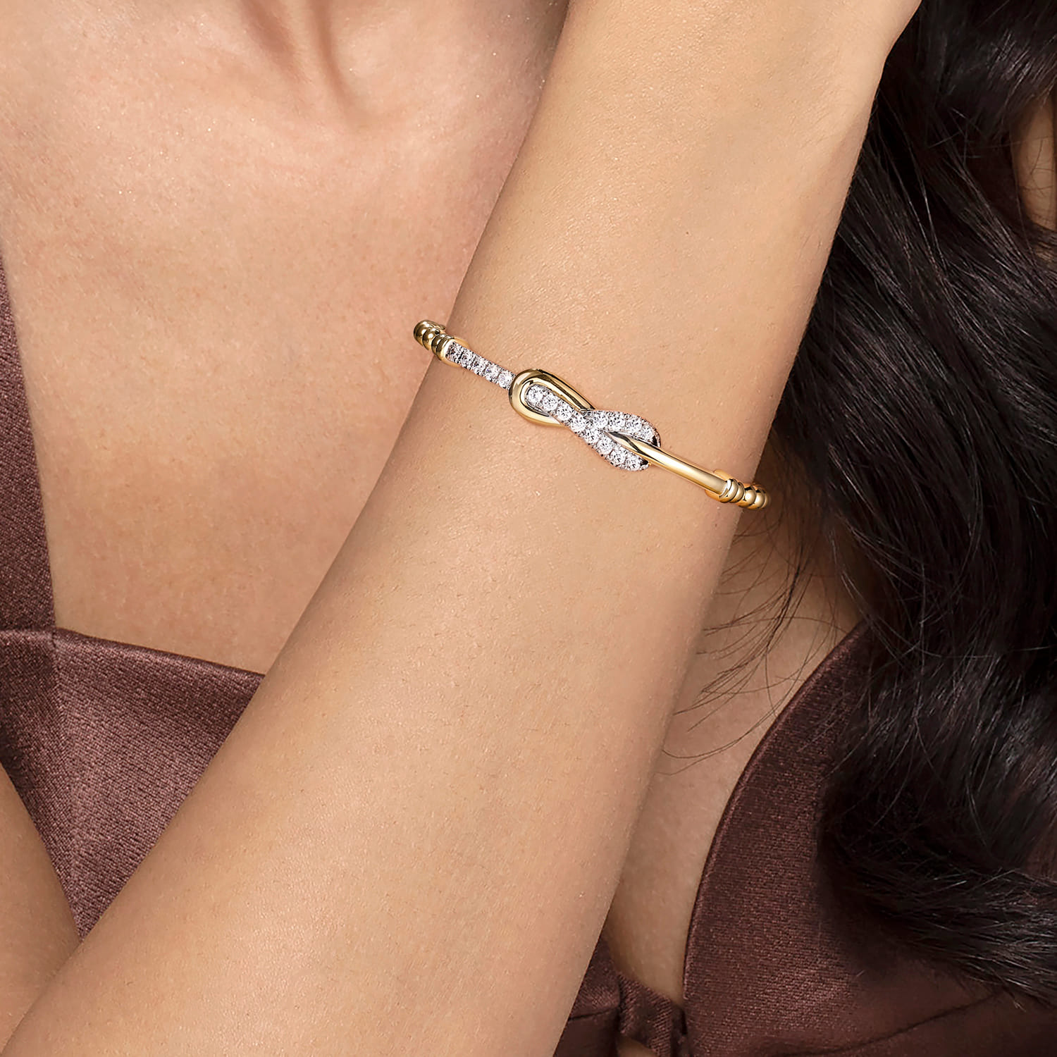 Bujukan Diamond Interlock Split Bangle Bracelet in 14K Yellow Gold, photograph 4