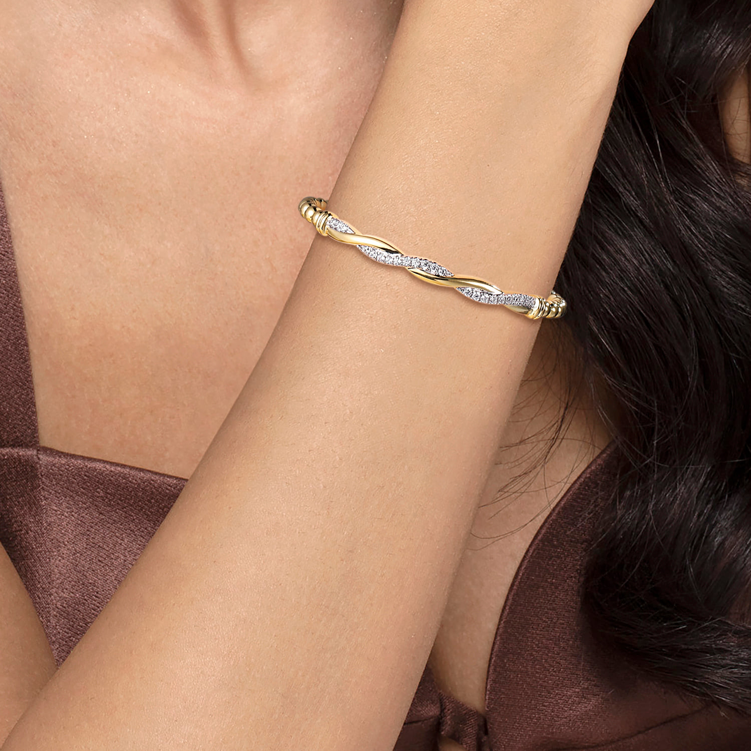 Bujukan Diamond Twist Split Bangle Bracelet in 14K Yellow Gold, photograph 4