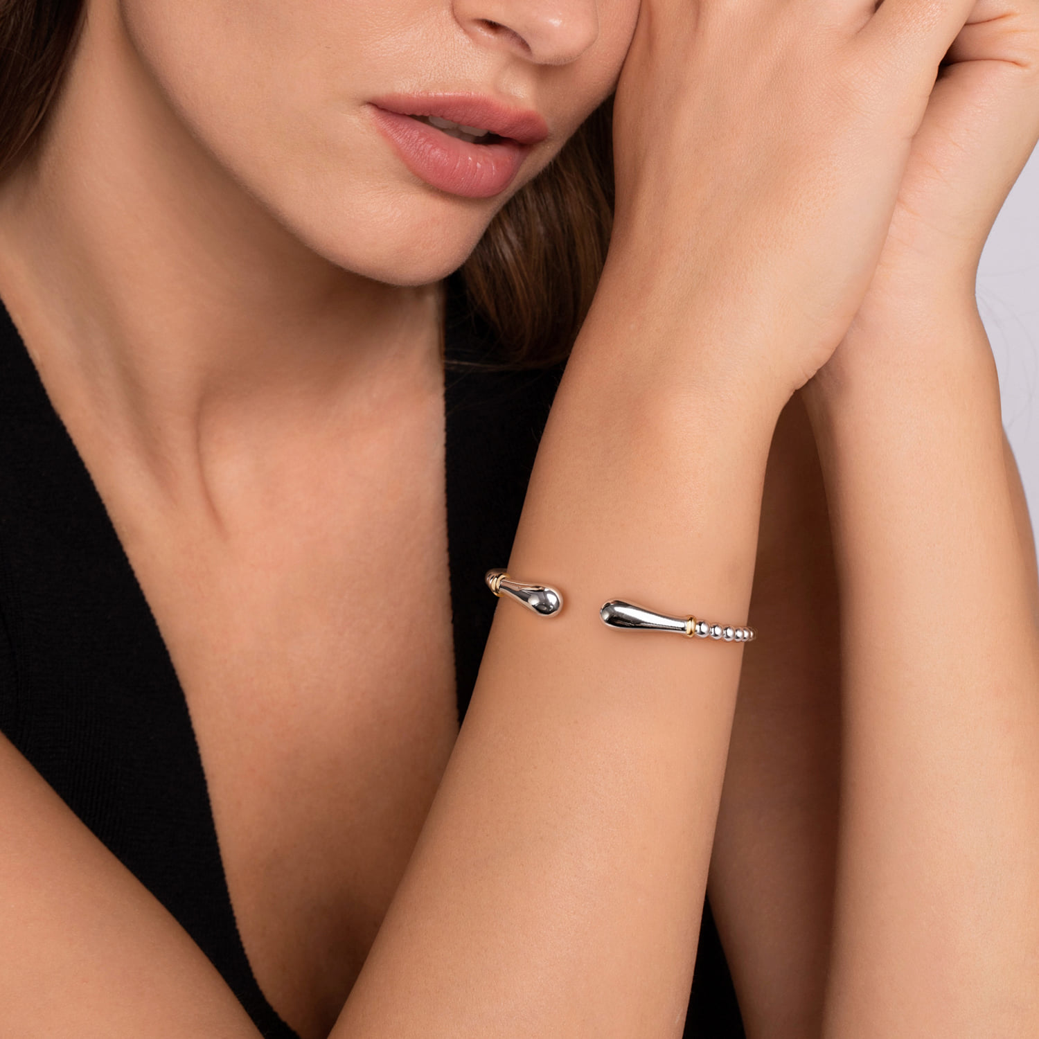and Split Bangle Bracelet in 14K Yellow Gold, photograph 4