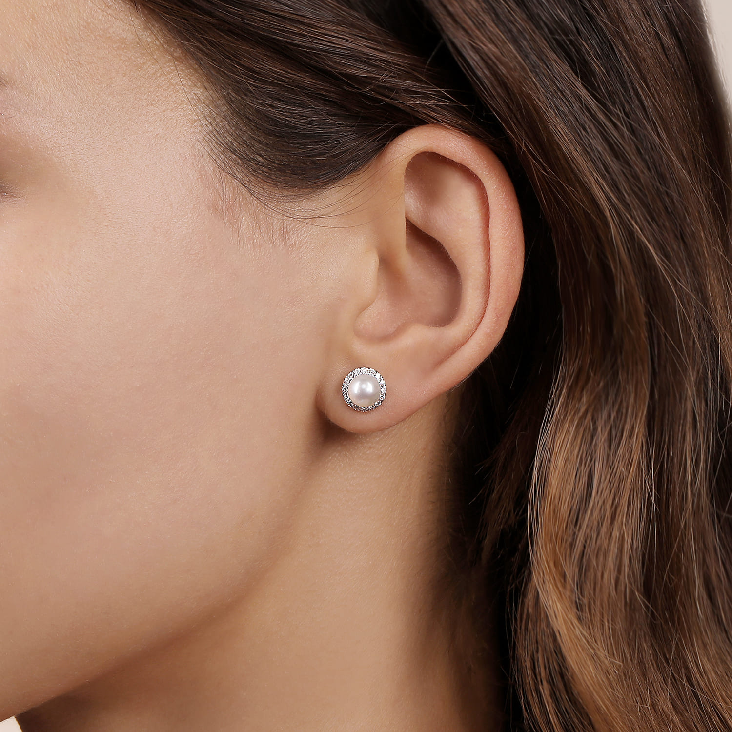 Round Diamond Halo Pearl Stud Earrings in 14K White Gold, photograph 2