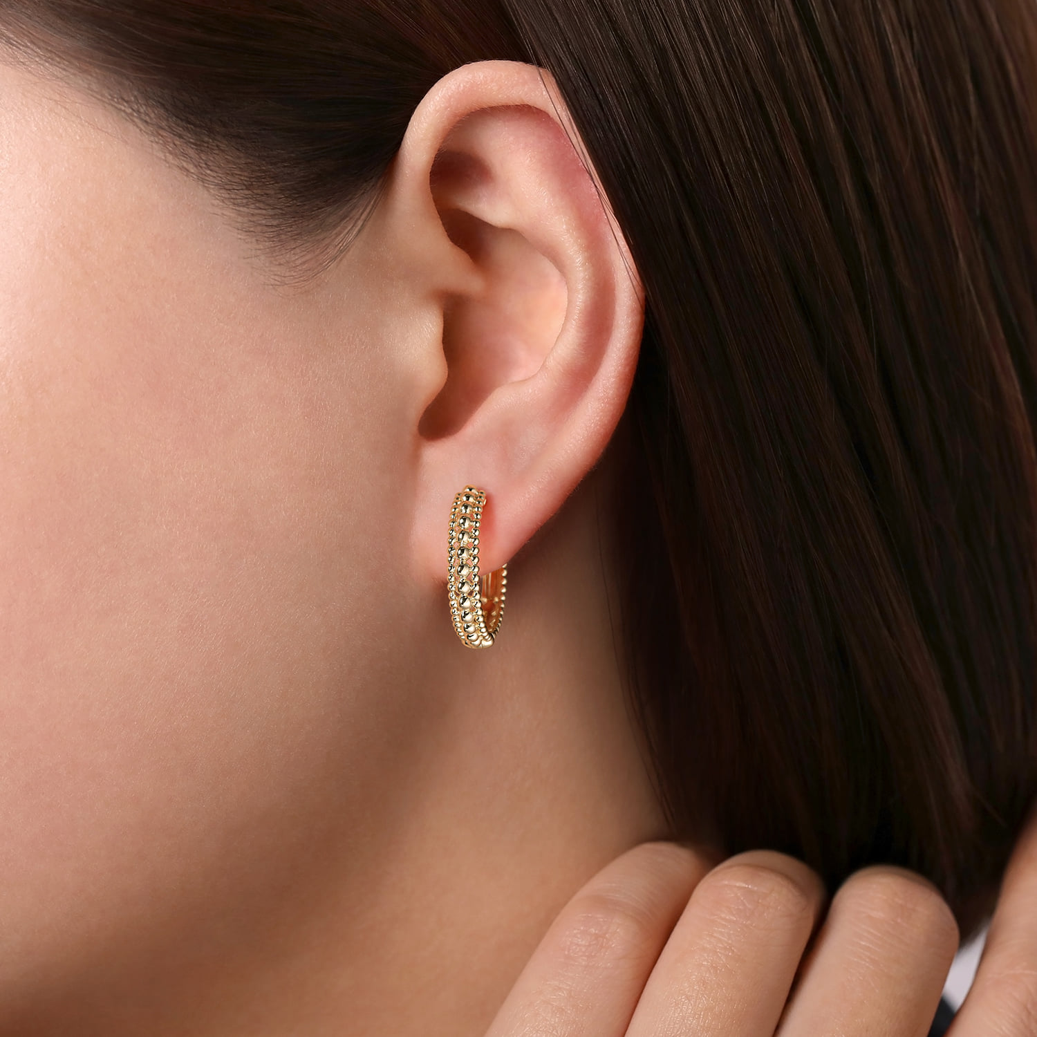 20mm Bujukan Classic Hoop Earrings in 14K Yellow Gold, photograph 2