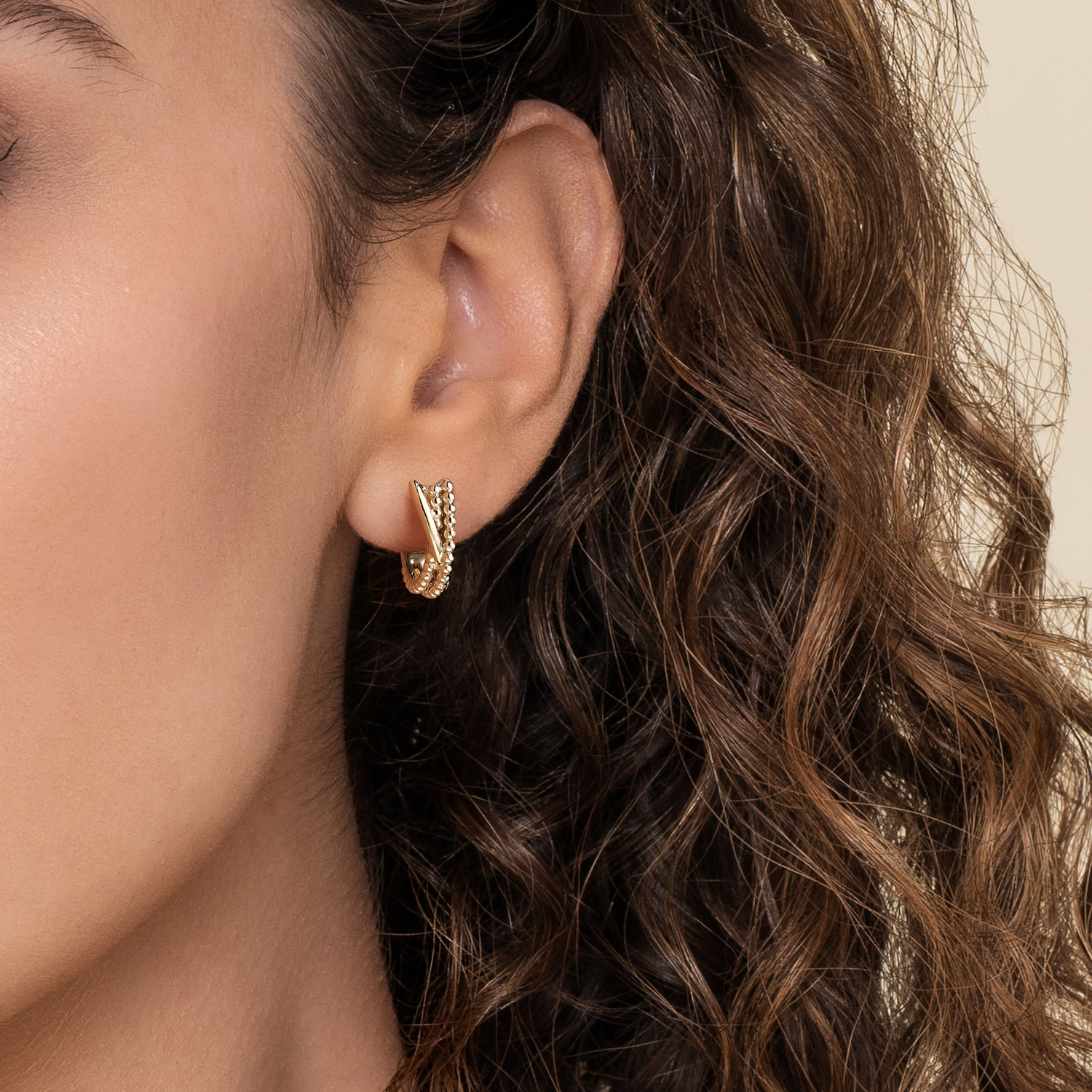 Bujukan Criss Cross Huggie Earrings in 14K Yellow Gold, photograph 3