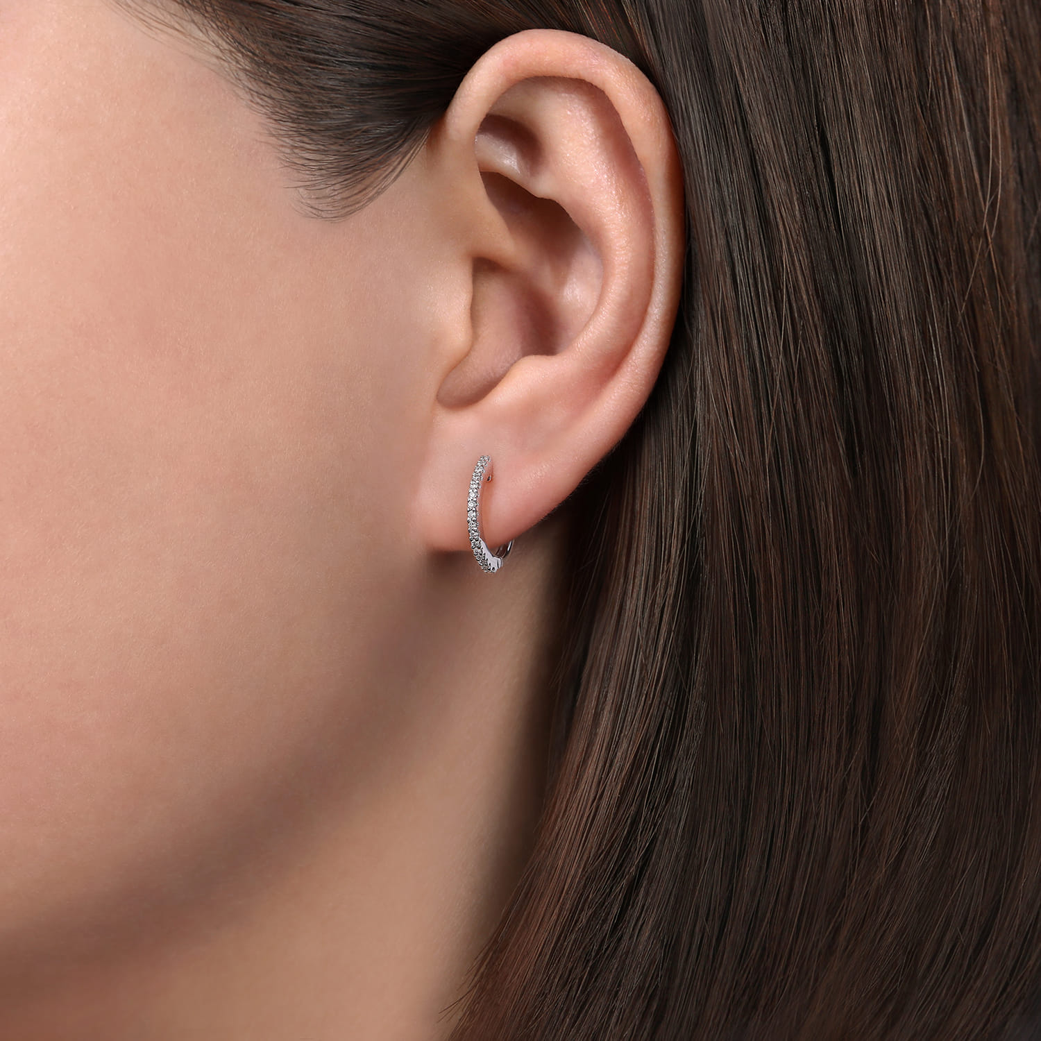 Scalloped 15mm Diamond Huggie Earrings in 14K White Gold, photograph 2