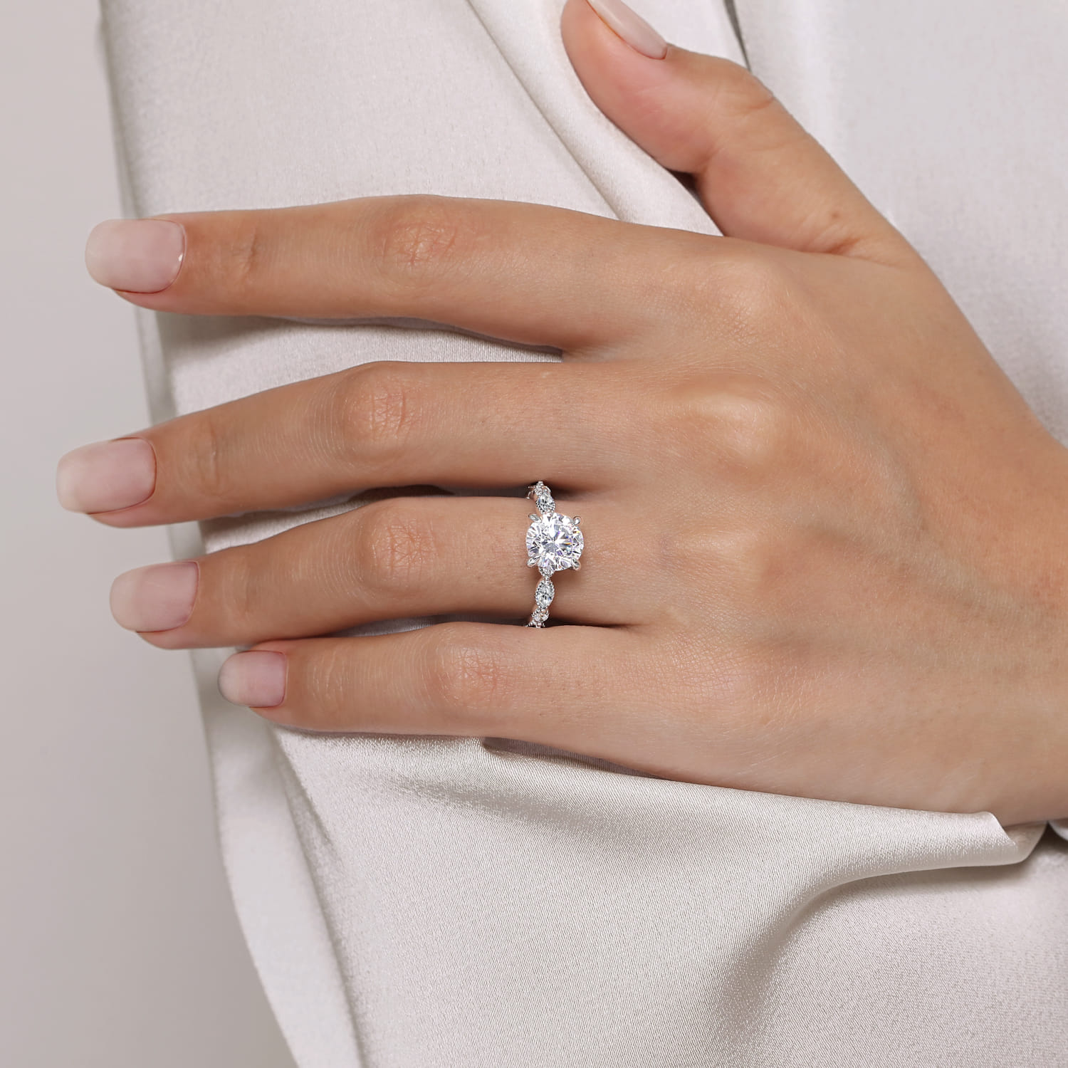 Round Diamond Engagement Ring in 14K White Gold, photograph 6