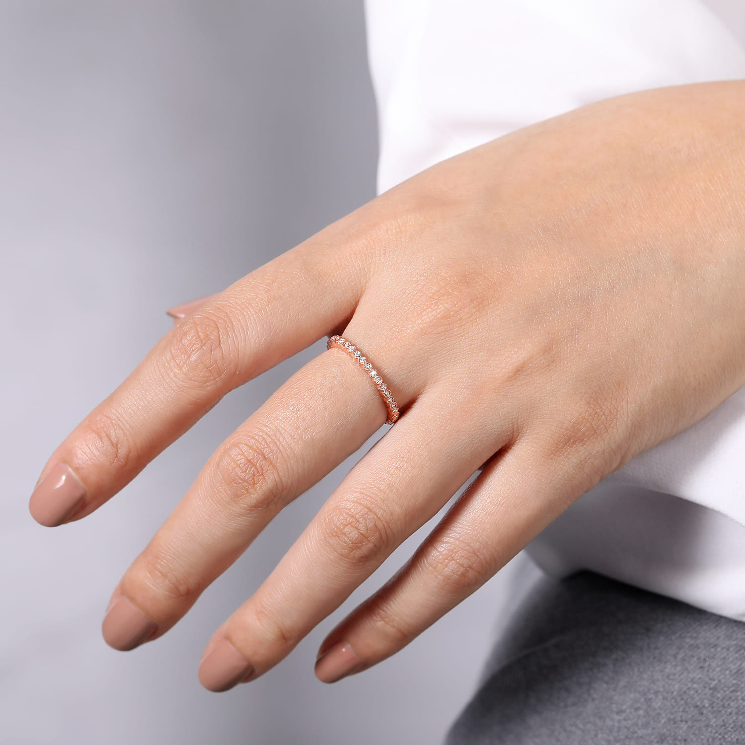 Scalloped Stackable Diamond Band Ring in 14K Rose Gold, photograph 5