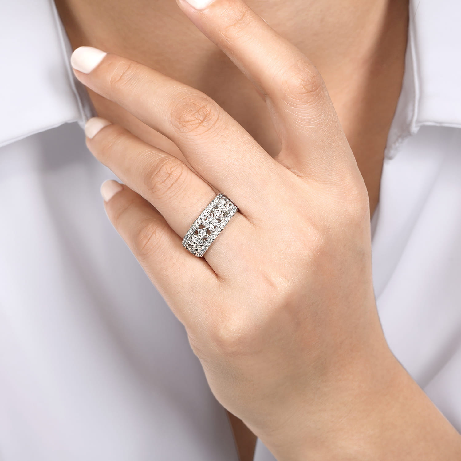 Vintage Diamond Openwork Wide Band Ring in 14K White Gold, photograph 5