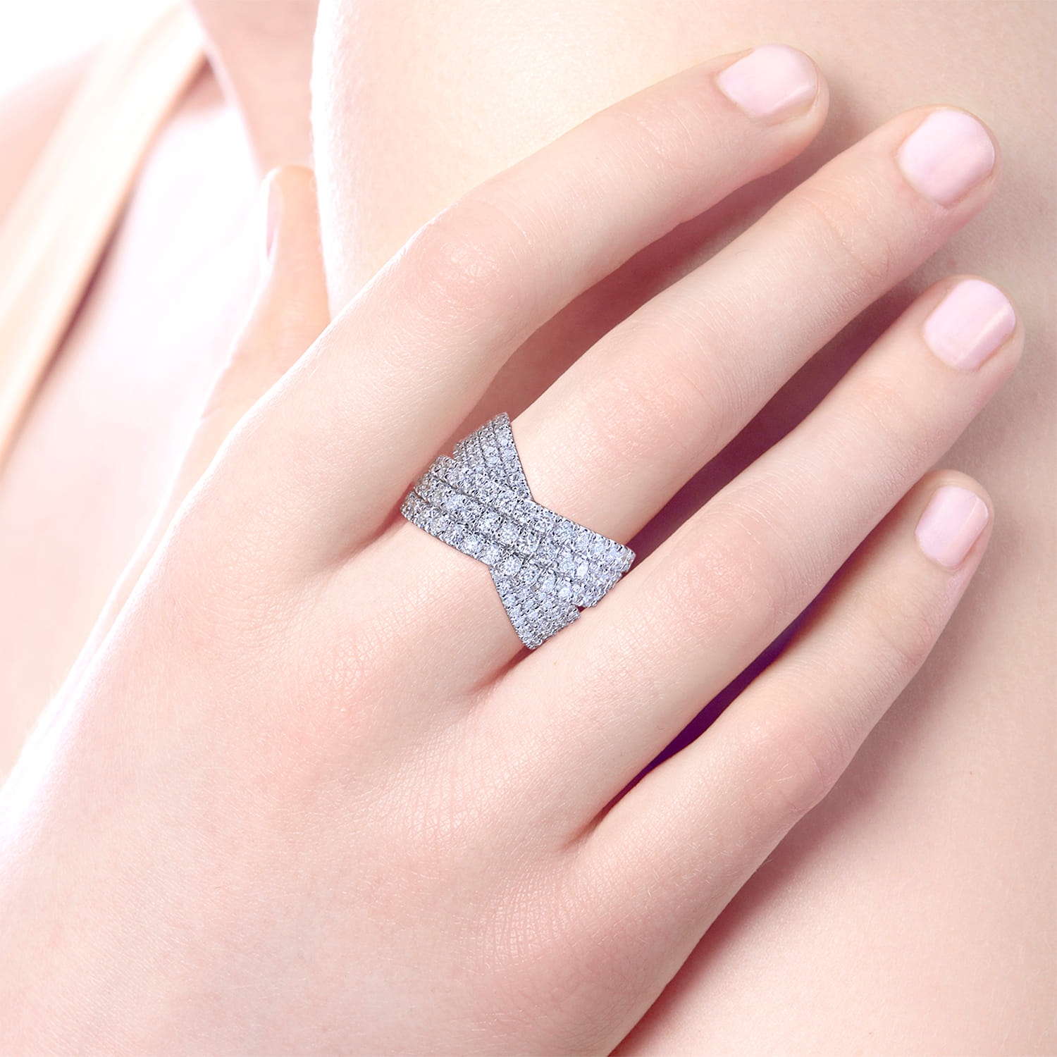 Multi Row Diamond Criss Cross Ring in 18K White Gold, photograph 5