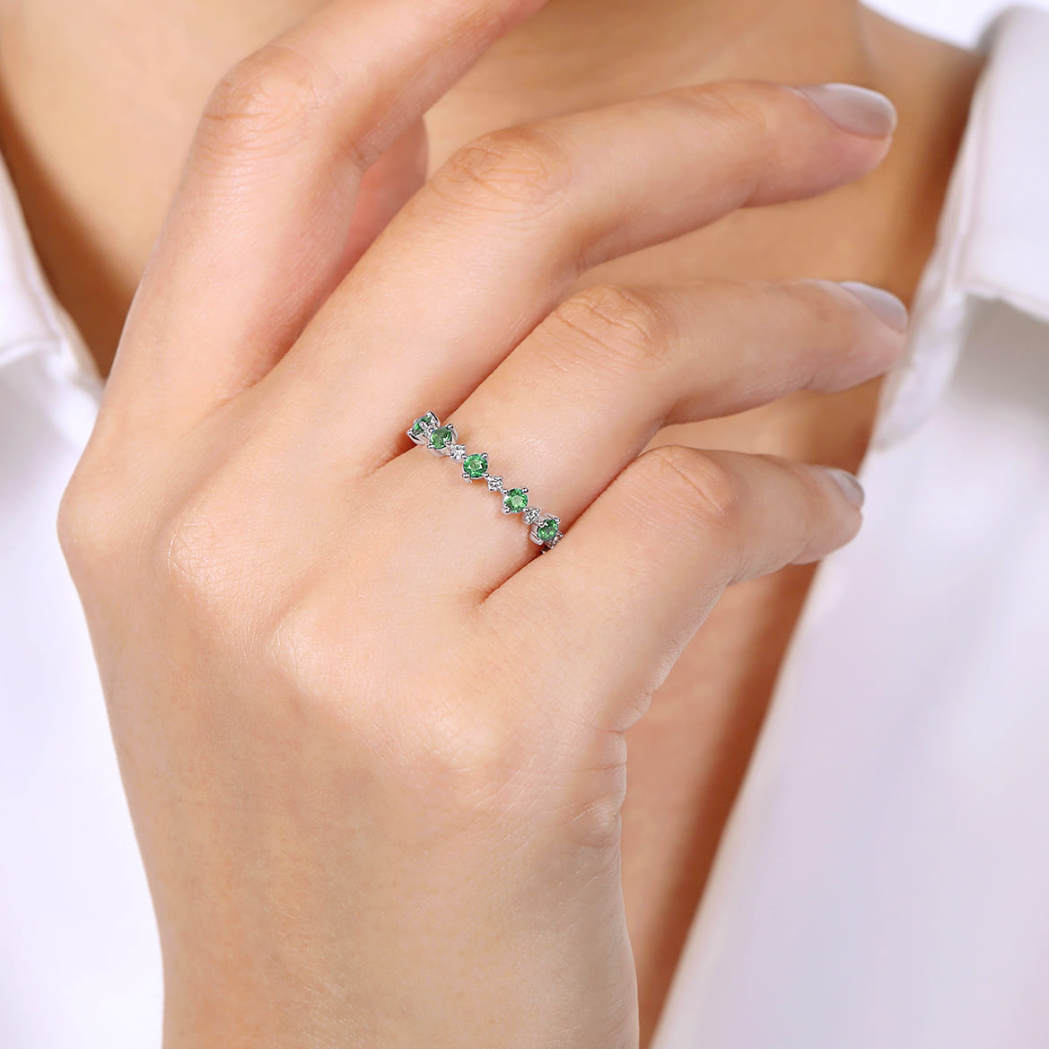Alternating Round Diamond and Emerald Ring in 14K White Gold, photograph 5