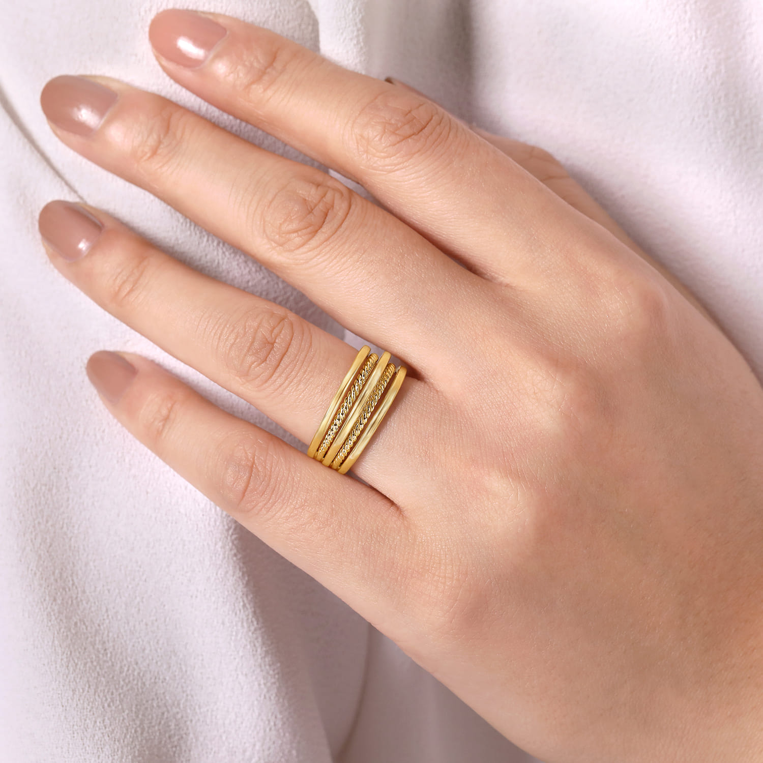 Twisted Rope Wide Ring Band in 14K Yellow Gold, photograph 5
