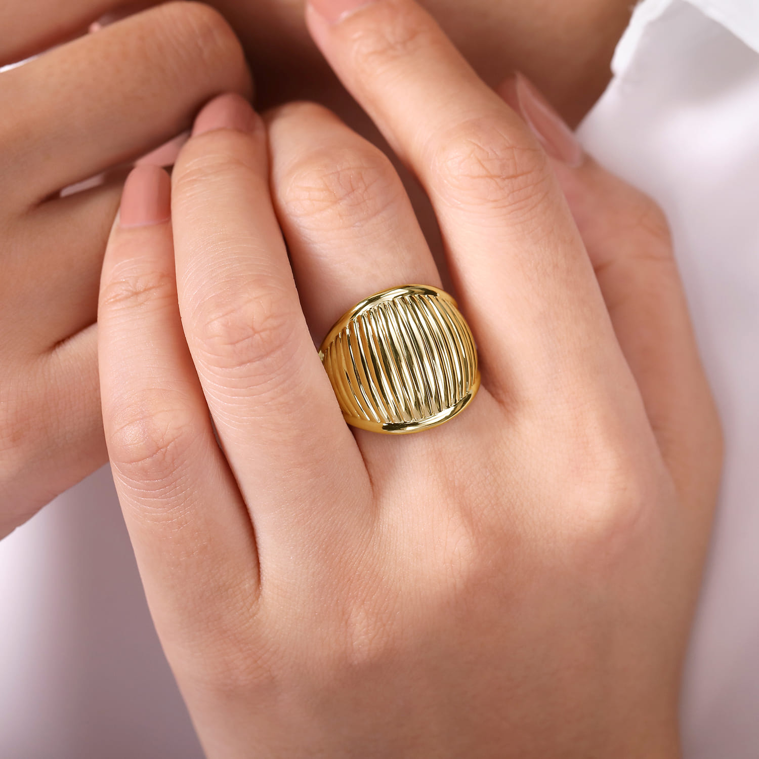 Vertical Line Cigar Puff Band in 14K Yellow Gold, photograph 4