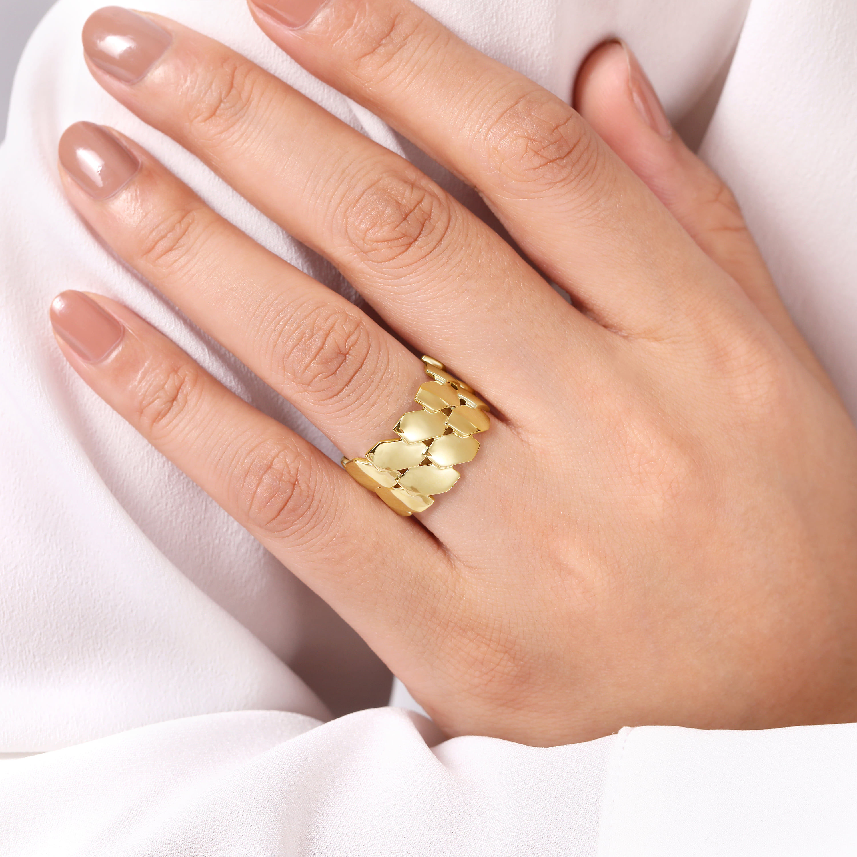 Geometric Pattern Wide Band Ring in 14K Yellow Gold, photograph 5