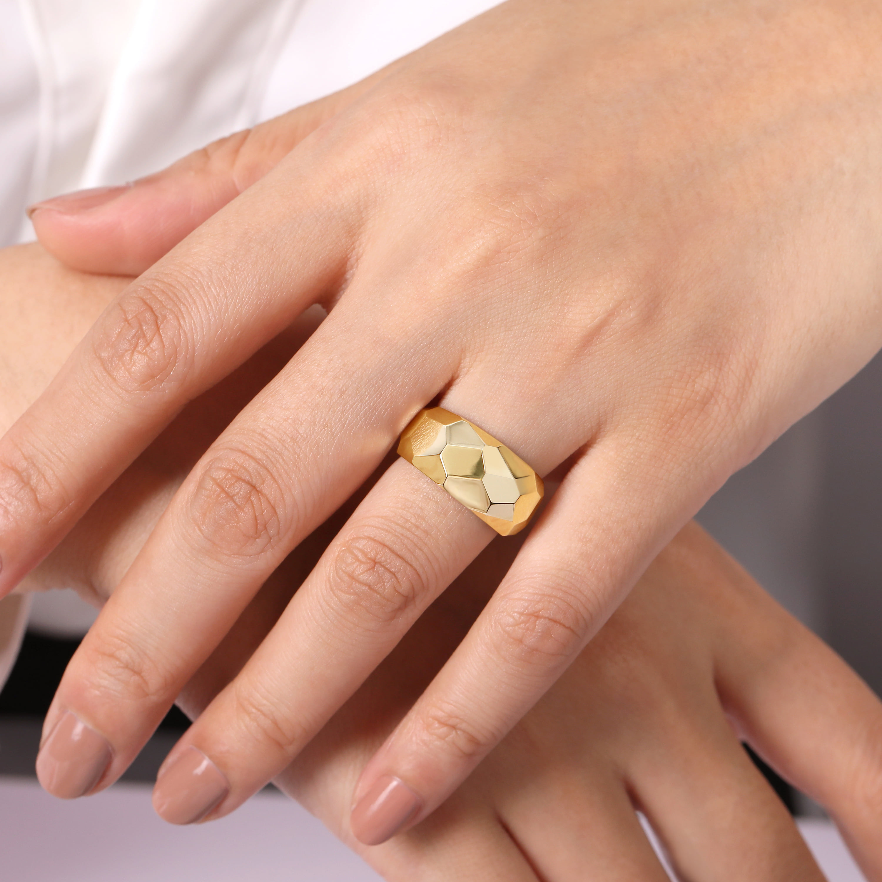 Hammered Puff Ring in 14K Yellow Gold, photograph 5
