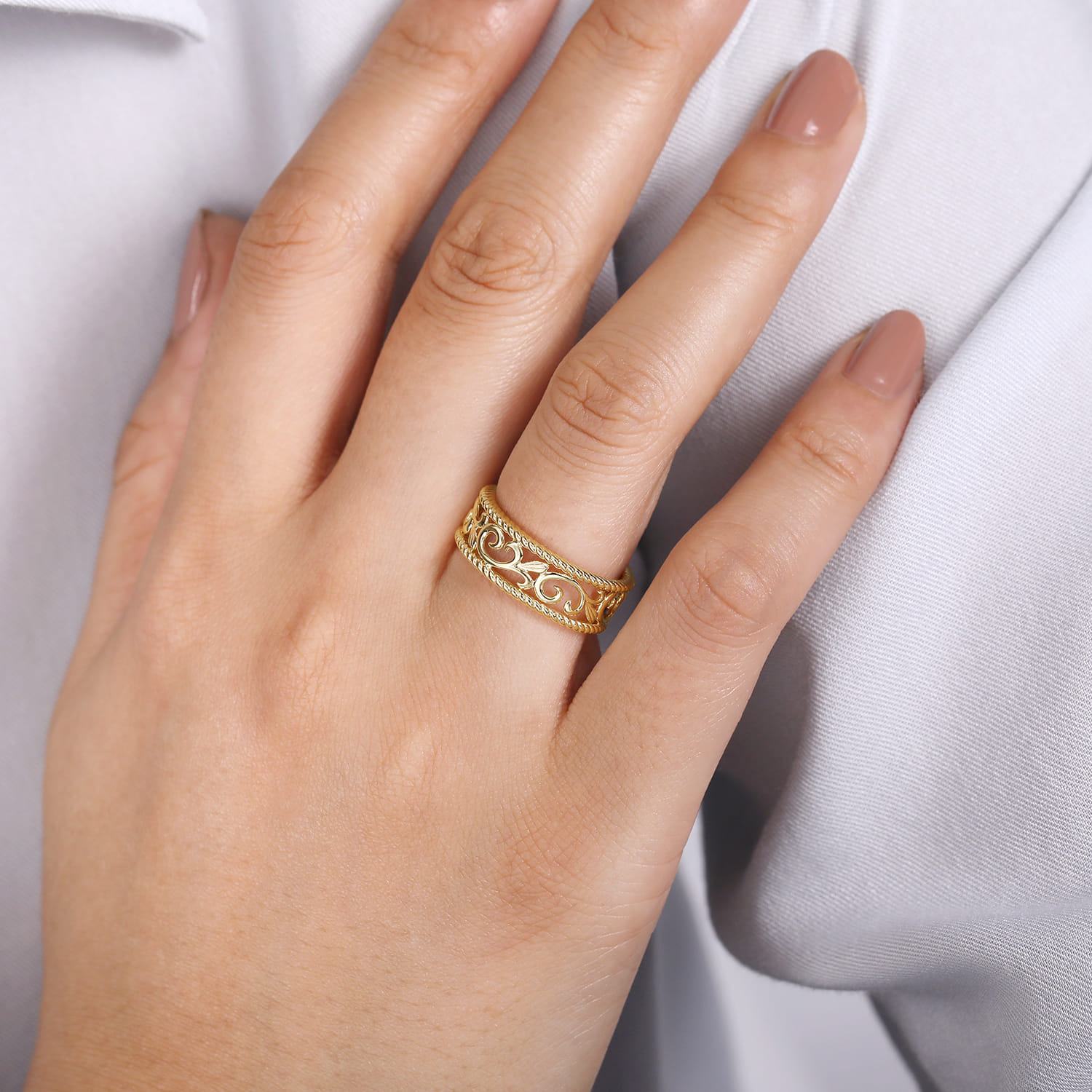 Vintage Swirly Ring in 14K Yellow Gold, photograph 5