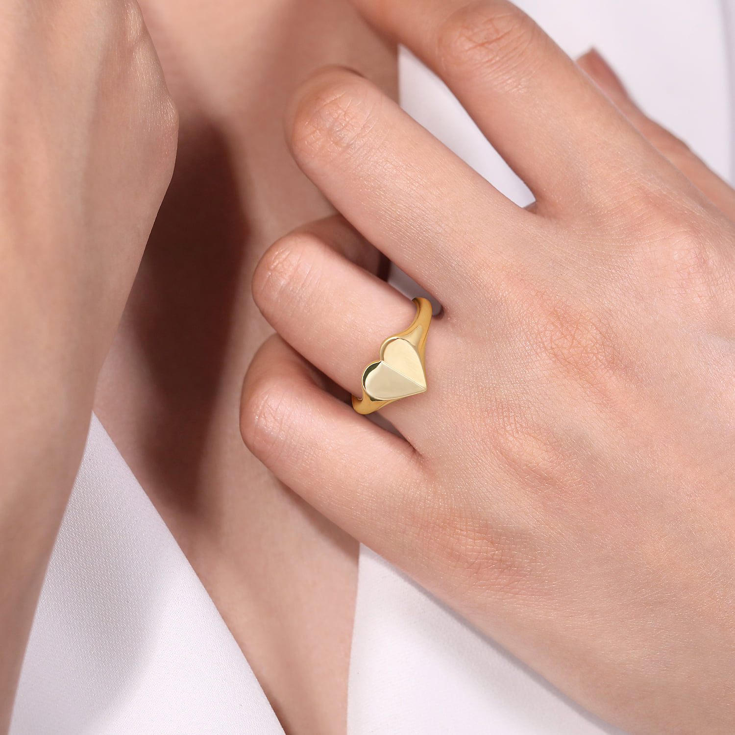 Engravable Ring in 14K Yellow Gold, photograph 5