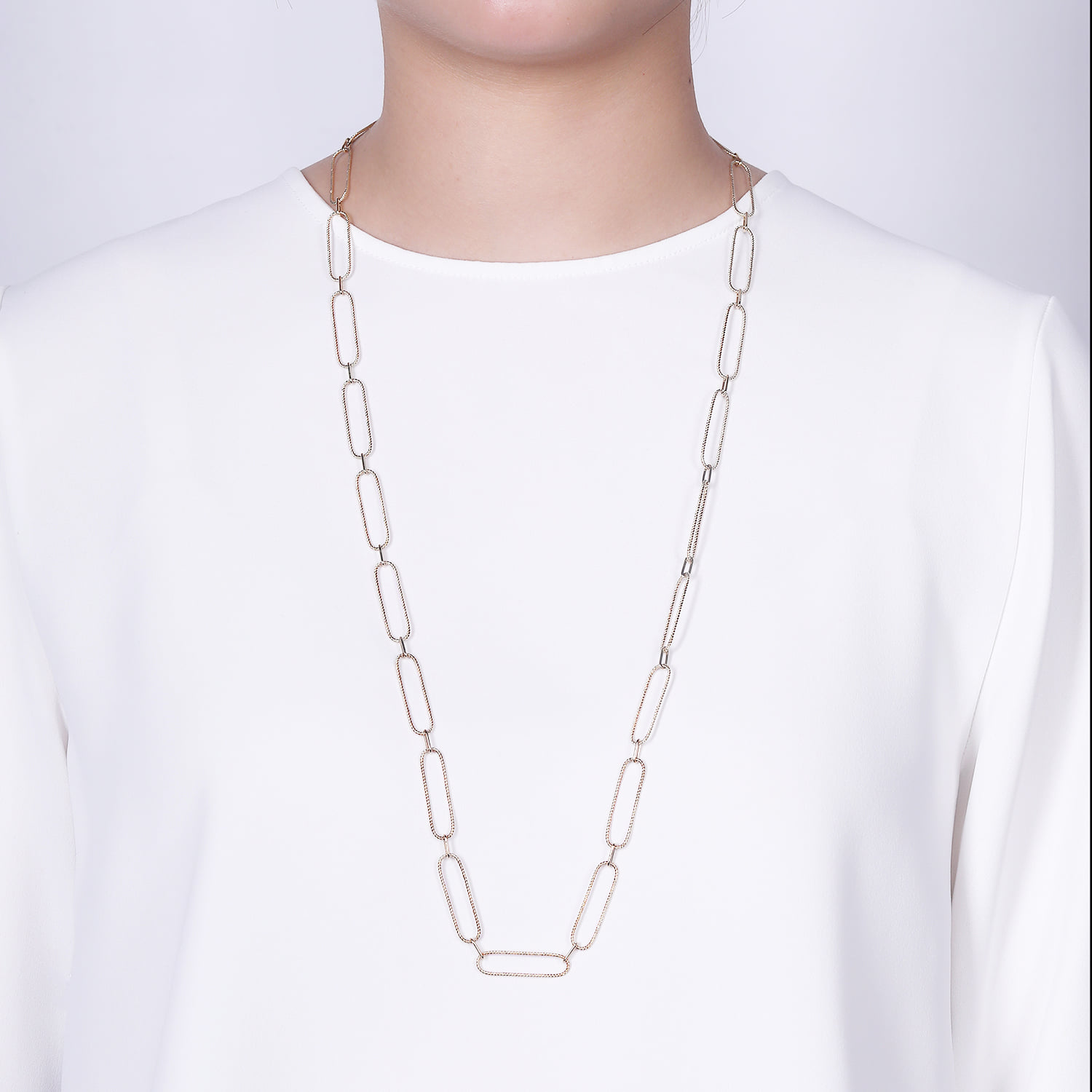 Large Link Chain Necklace in 14K Yellow Gold, photograph 3