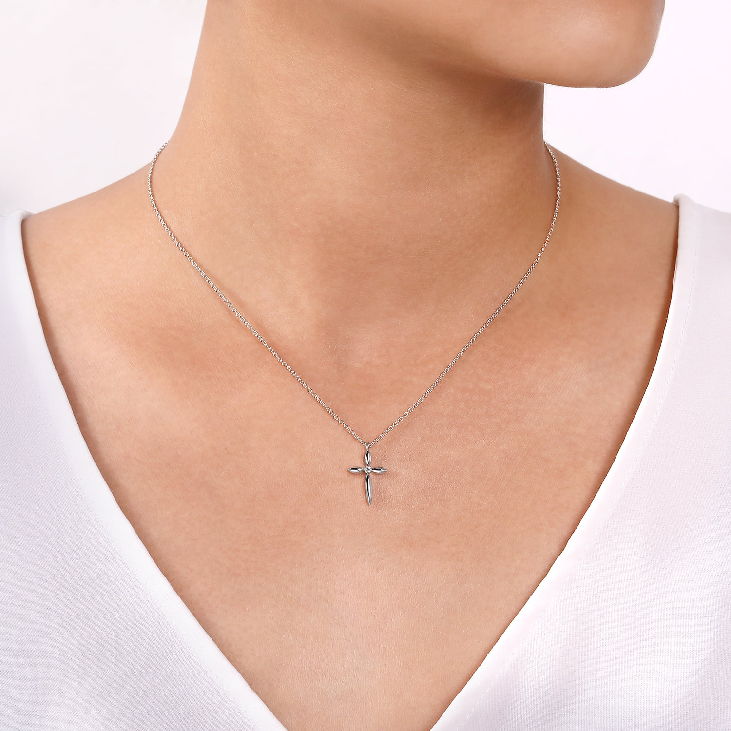 Pendant Necklace Cross Diamond 0.01ct in Sterling Silver, photograph 3