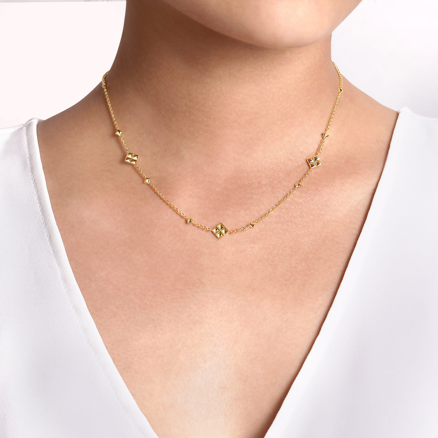 Pyramid Quatrefoil Station Necklace in 14K Yellow Gold, photograph 3