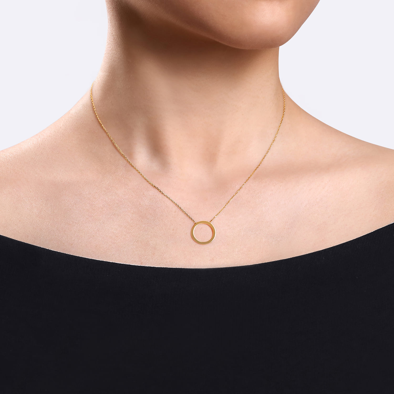 Open Circle Pendant Necklace in 14K Yellow Gold, photograph 3
