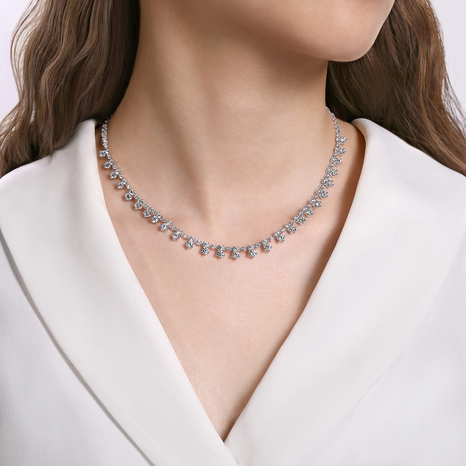 Diamond Drops Necklace in 18K White Gold, photograph 3
