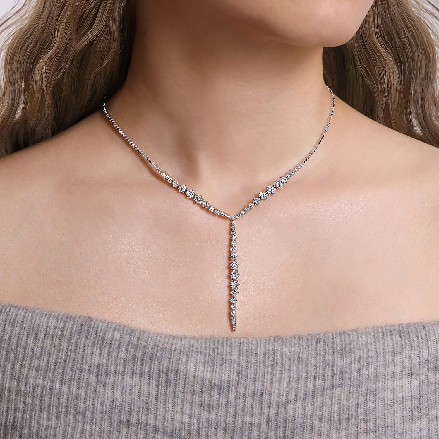 Diamond Y Knots Necklace in 18K White Gold, photograph 3