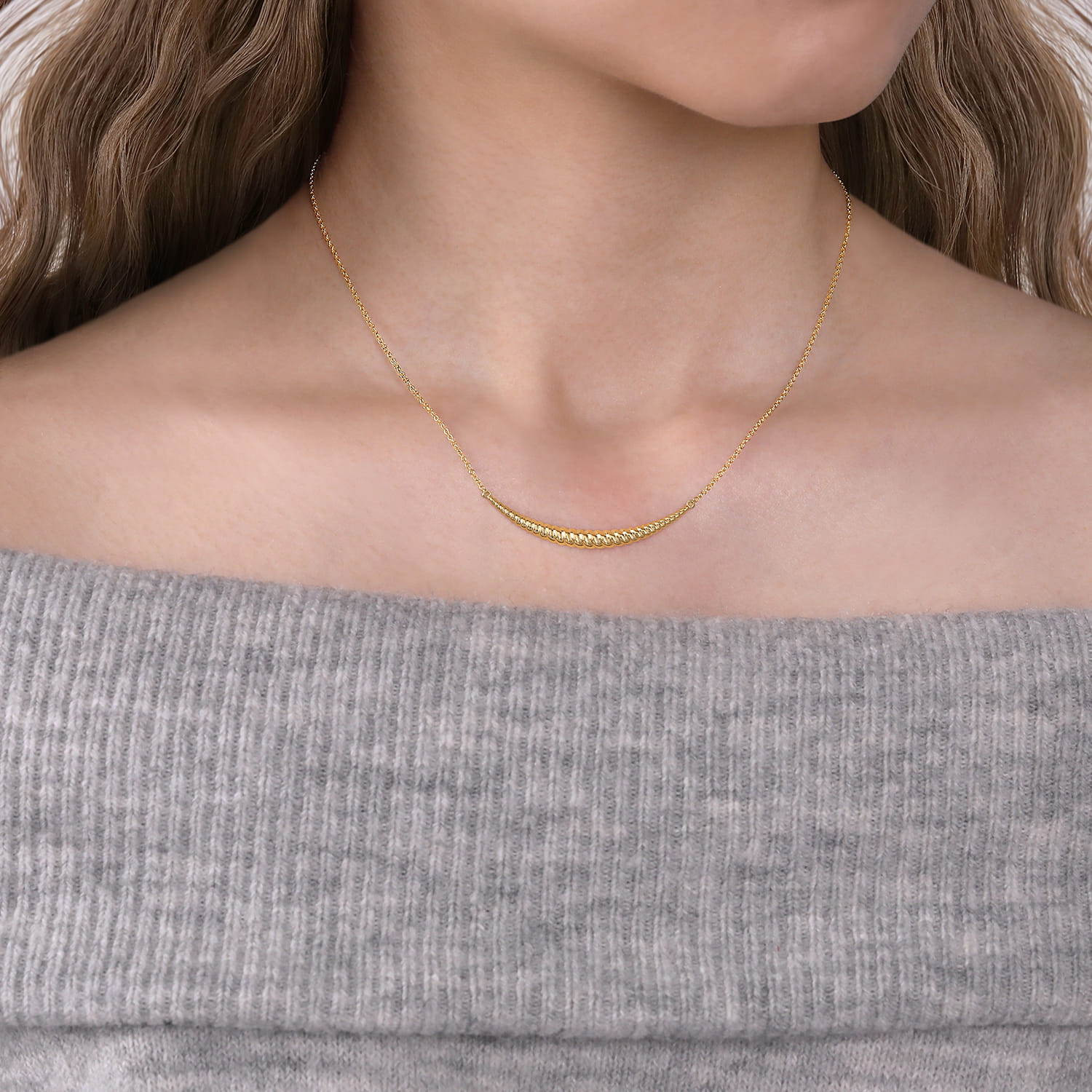 Curved Bar Necklace in 14K Yellow Gold, photograph 3