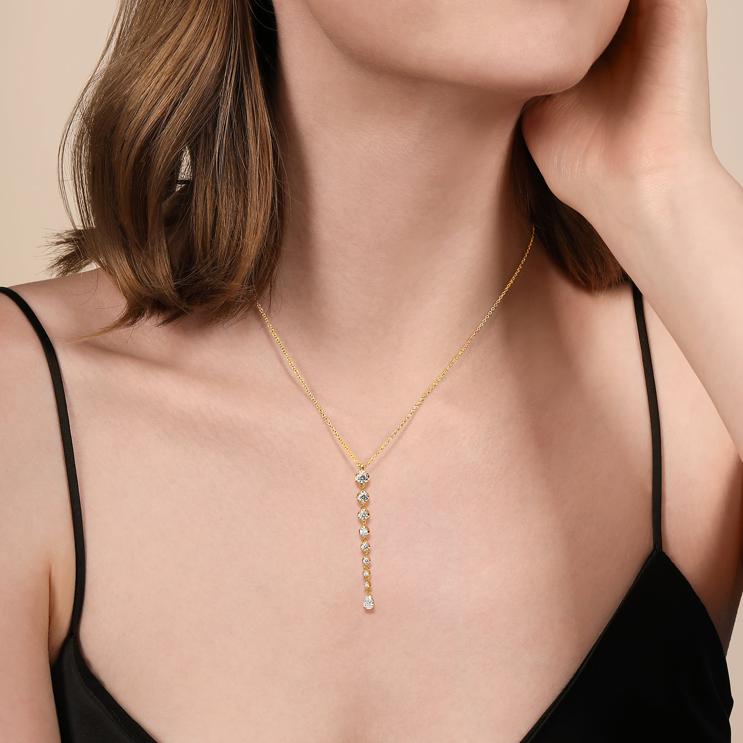 Diamond Bar Necklace in 18K Yellow Gold, photograph 3