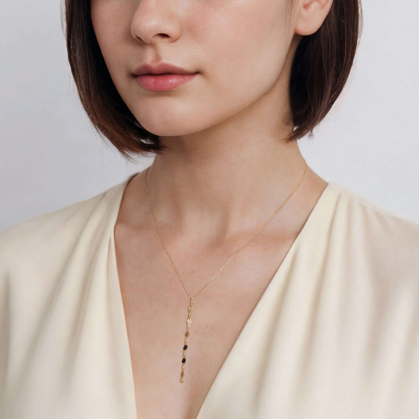 Vertical Bar Necklace in 14K Yellow Gold, photograph 4