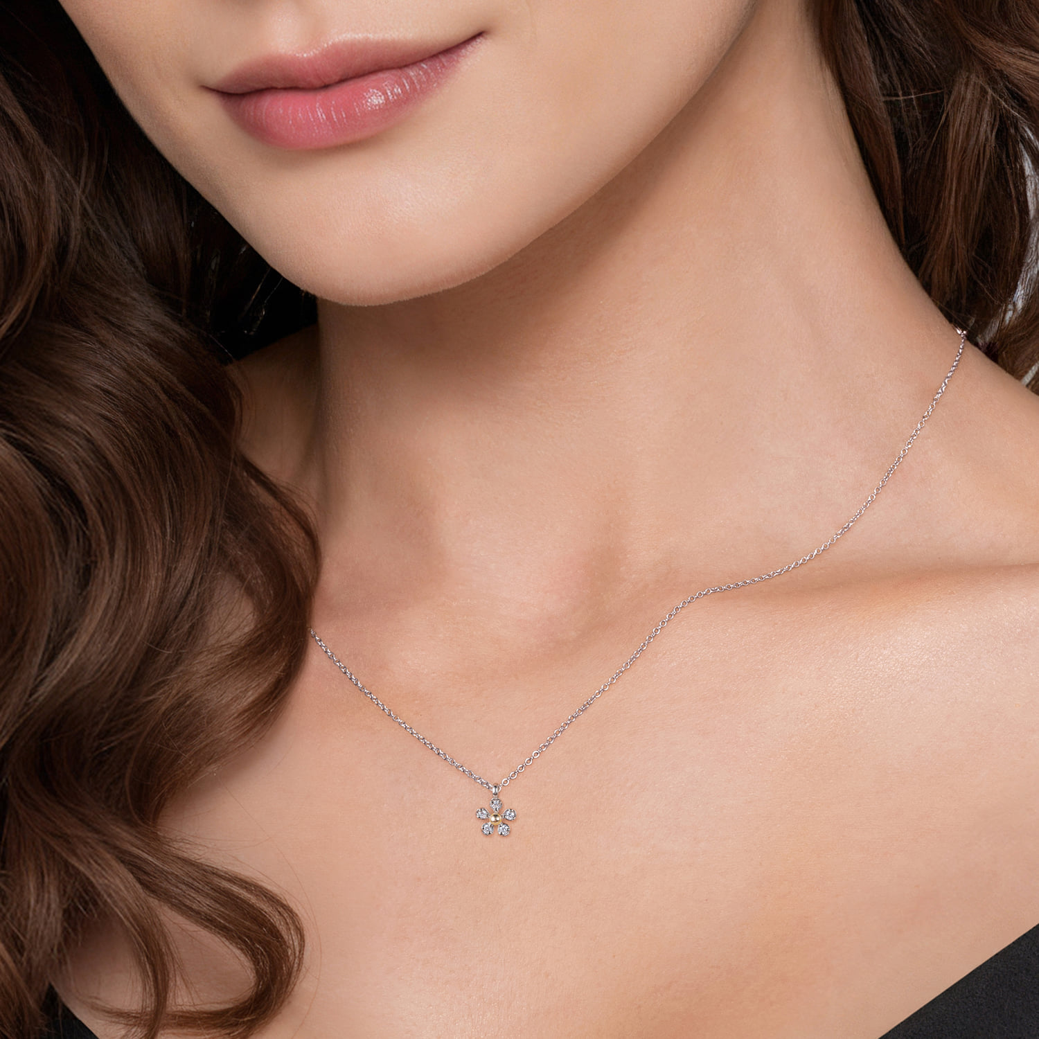 Pendant Necklace and Diamond 0.08ct in 14K Yellow Gold, photograph 3