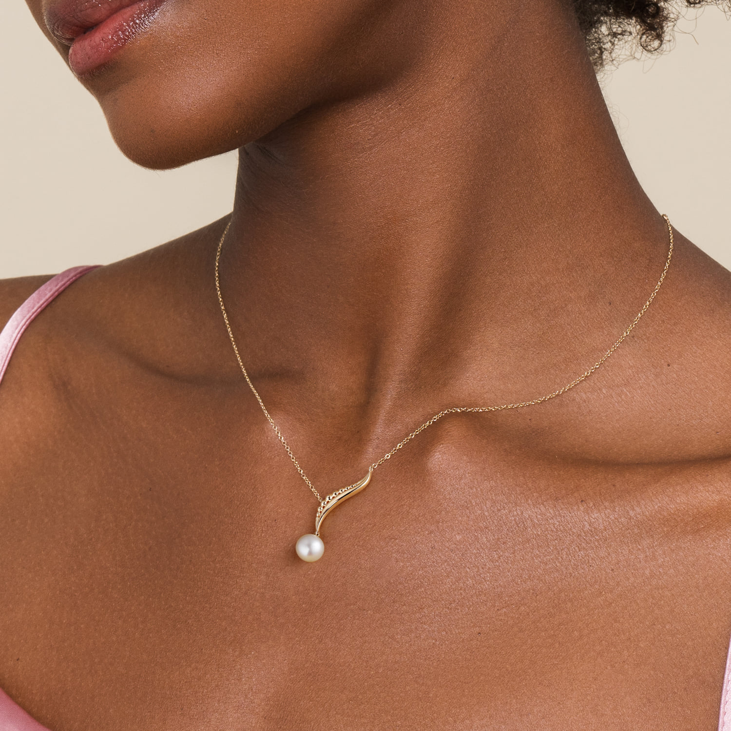 Graduating Bujukan Pearl Y Necklace in 14K Yellow Gold, photograph 3