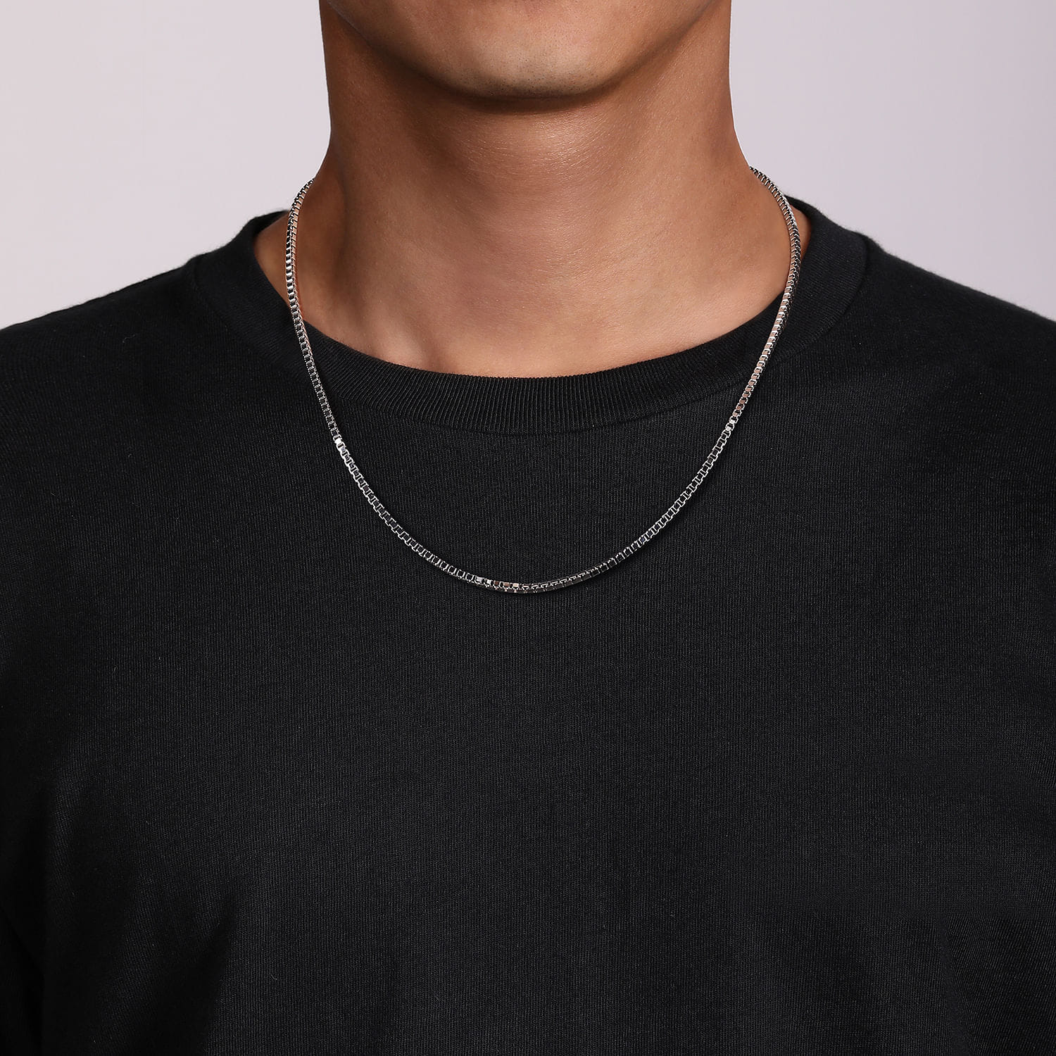 22 Inch 2.5mm Men's Solid Box Chain Necklace in Sterling Silver, photograph 5