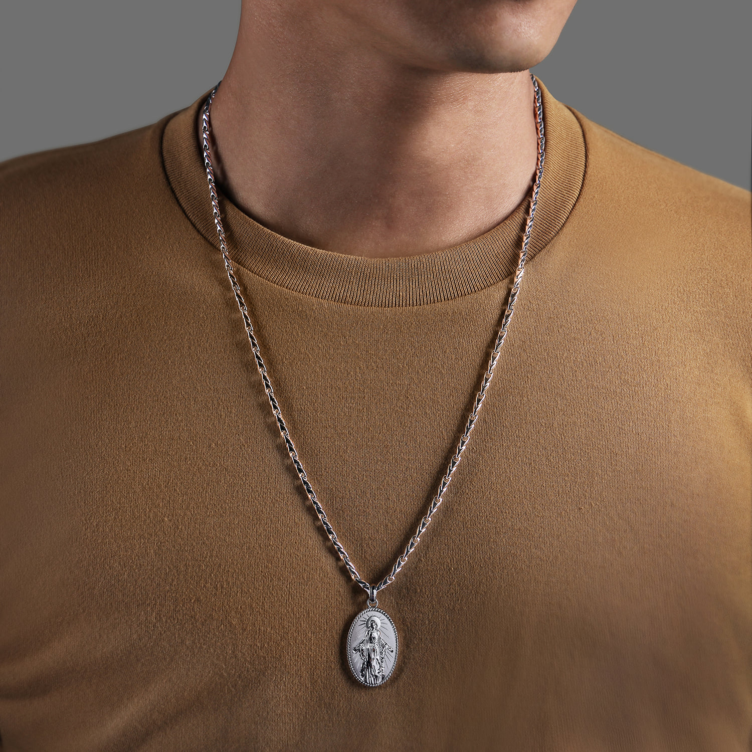 Virgin Mary Pendant with Twisted Rope Frame in Sterling Silver, photograph 4