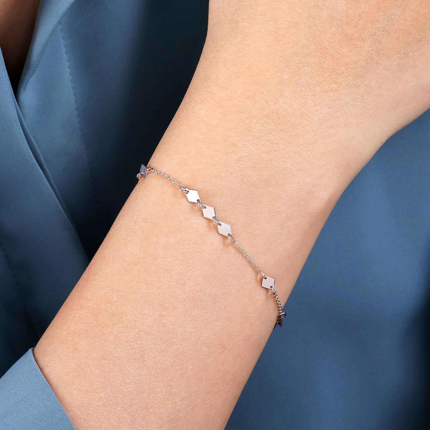 Chain Bracelet with Flat Rhombus Stations in 14K White Gold, photograph 3