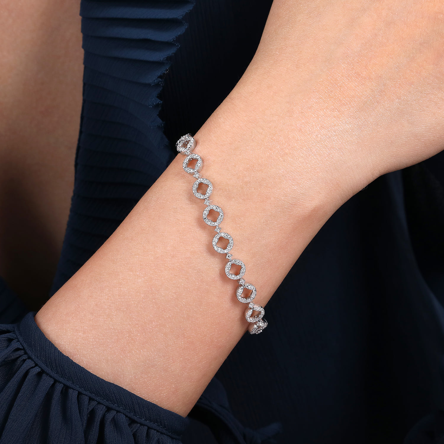 Diamond Tennis Bracelet in 14K White Gold, photograph 3