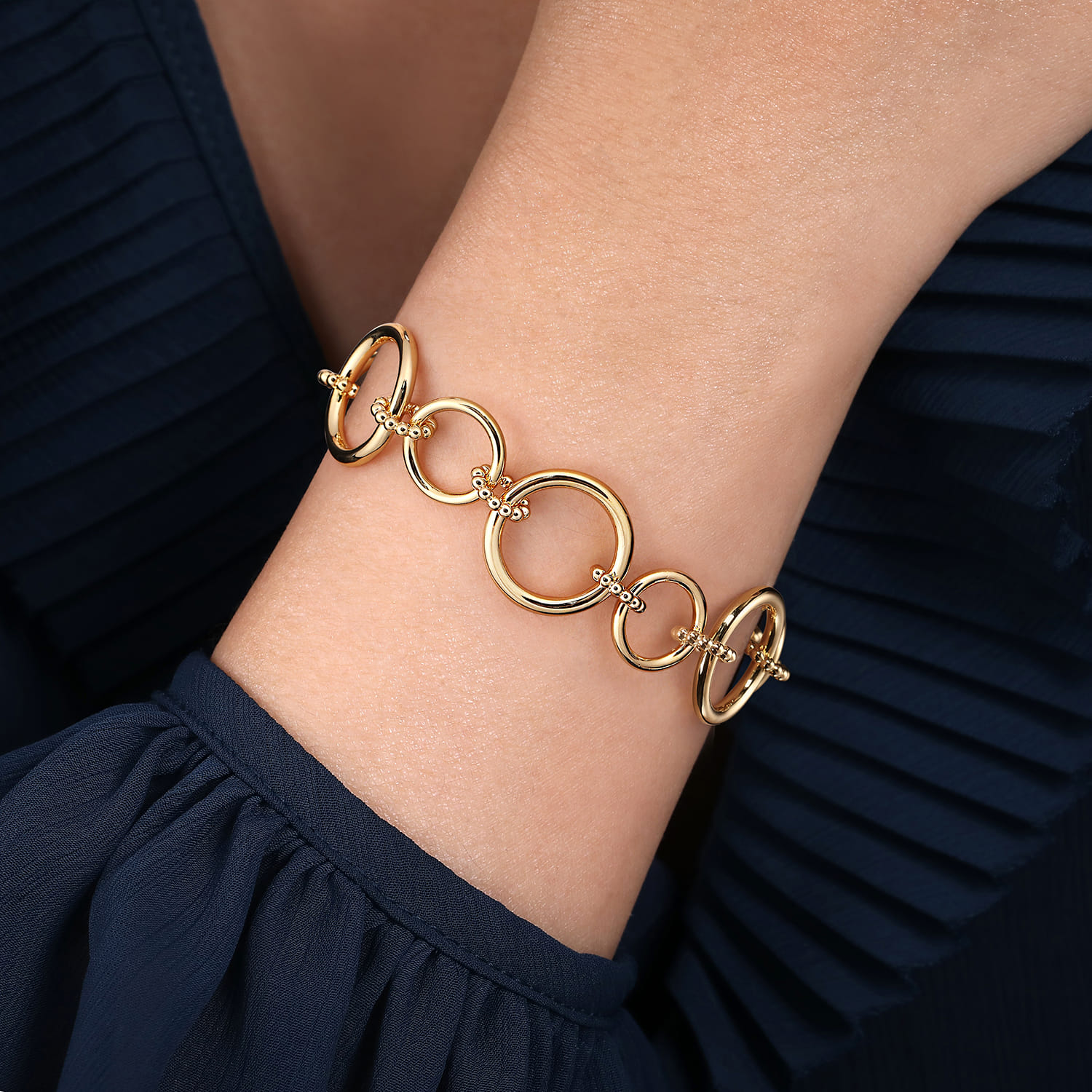 Hollow Tube Link Bracelet in 14K Yellow Gold, photograph 3