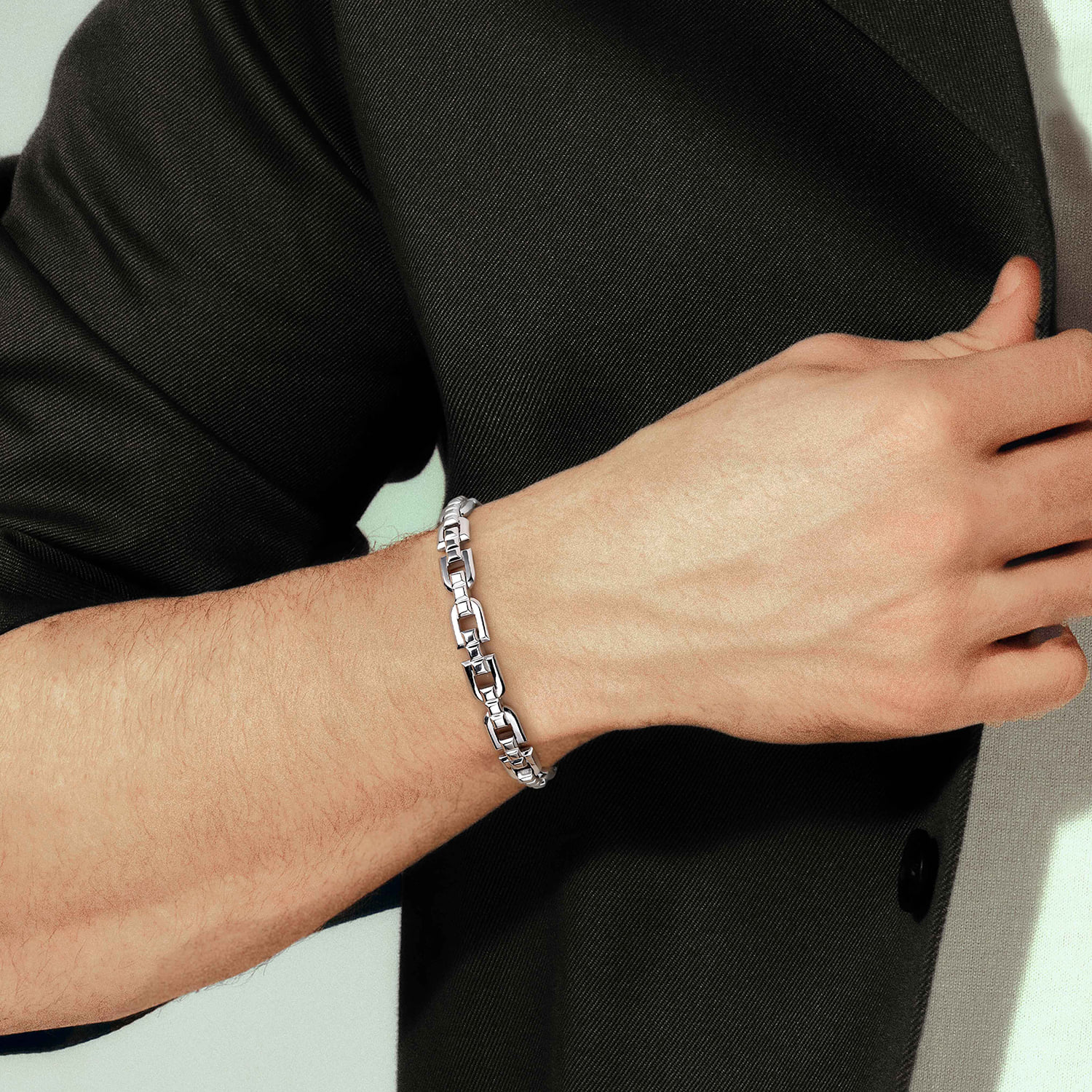 Mens Cylindrical Link Chain Bracelet in Sterling Silver, photograph 4