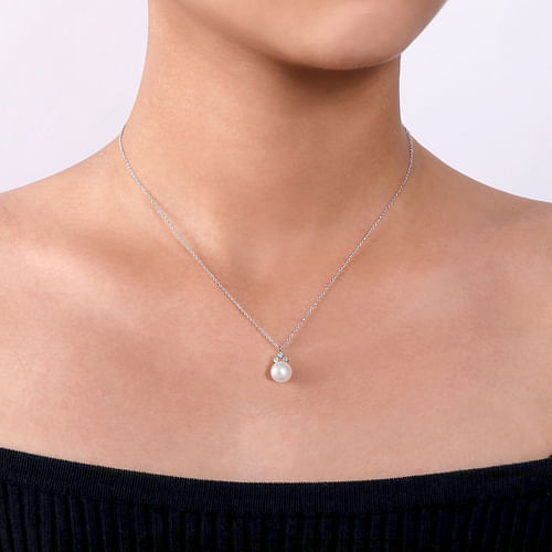 14K White Gold Diamond and Pearl Pendant Necklace